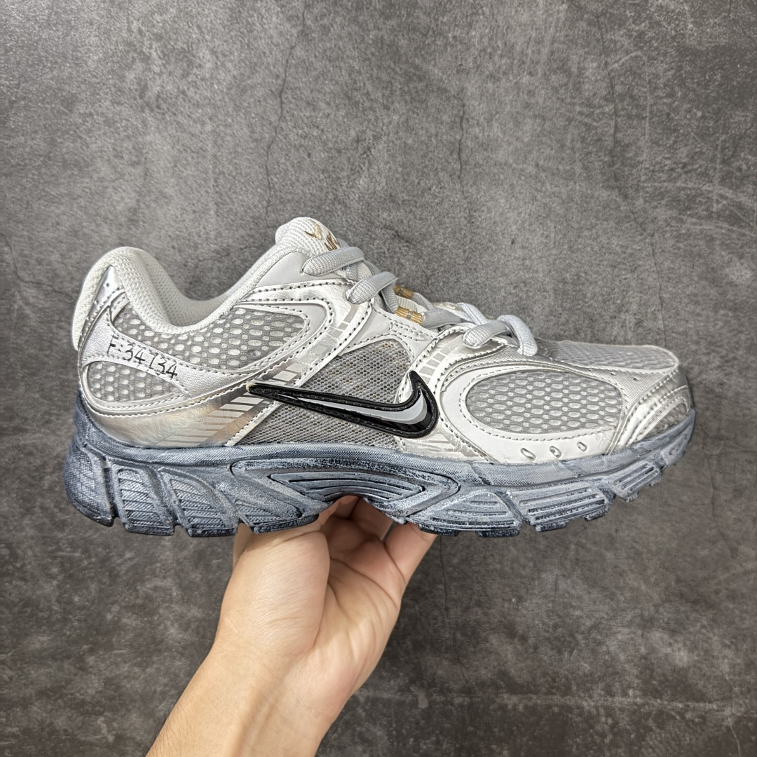 【手绘定制版】Nike V5 RNR 手工手绘涂鸦恶作剧 荒砾行者 HJ5228-102 此款为人工手绘定制图案 原版基于Nike RNR 修改款 加以创意定制 完美品质做工 个性十足 原厂原档案数据开发 原盒包装 尺码：36-45带半码-选品中心