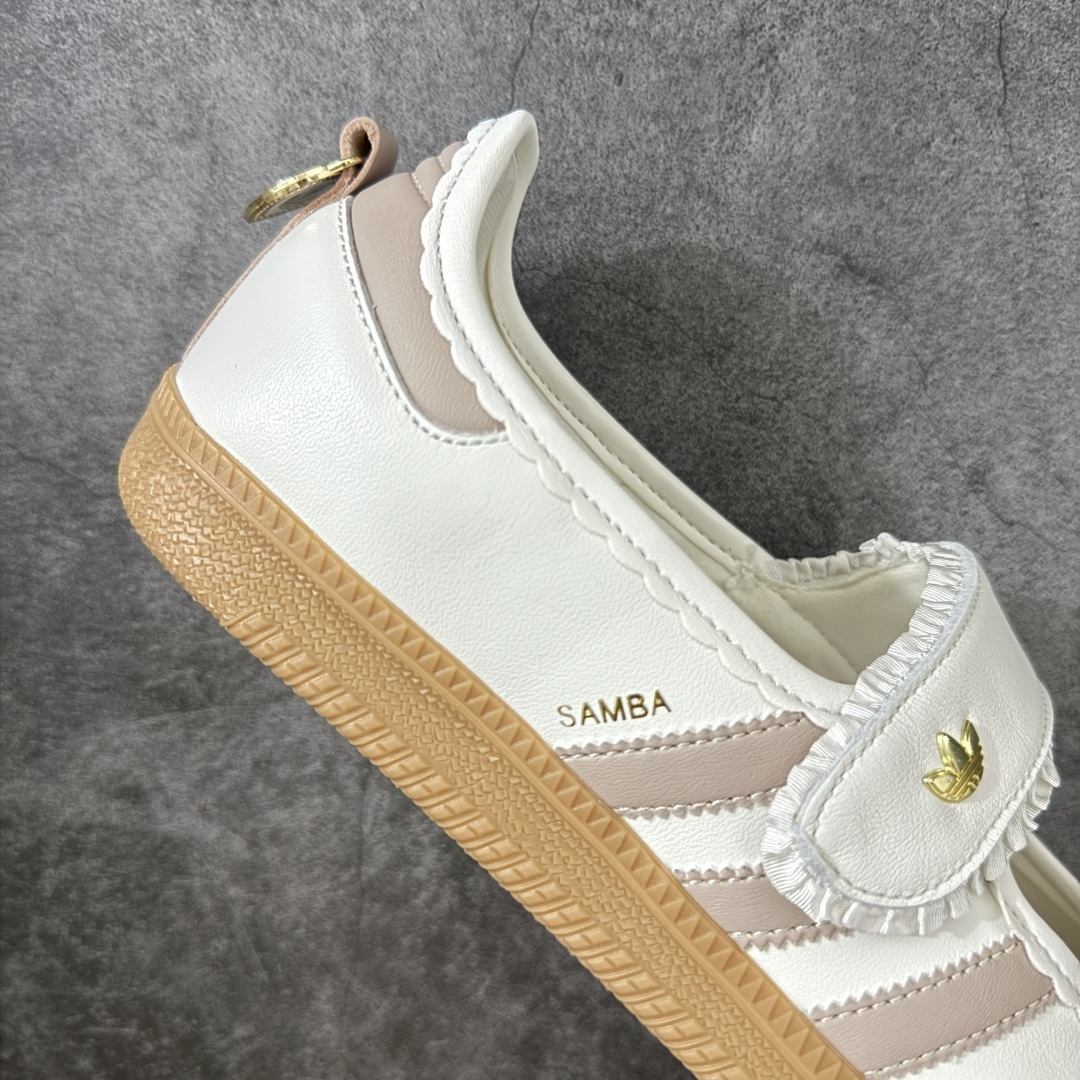 图片[7]-【纯原头层版】Adidas Samba Janes 玛丽珍板鞋懒人一脚蹬 全头层顶级纳帕皮 完美细节做工 Adidas Samba Janes采用皮革材质，Adidas Samba Janes的设计融合了经典与现代元素。它采用了玛丽珍鞋的特色设计，如鞋面上的扣带和环扣装饰，同时保留了Samba鞋的经典三道杠设计和橡胶大底。这款鞋的鞋型修长，中足偏窄，整体贴合感强，适合标准脚型和宽脚型的人群 货号：KH6230 尺码：36-41-选品中心