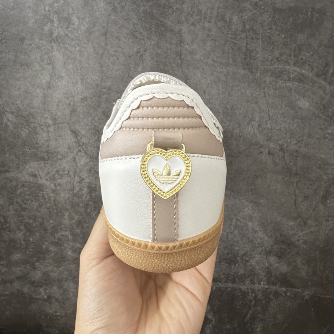 图片[4]-【纯原头层版】Adidas Samba Janes 玛丽珍板鞋懒人一脚蹬 全头层顶级纳帕皮 完美细节做工 Adidas Samba Janes采用皮革材质，Adidas Samba Janes的设计融合了经典与现代元素。它采用了玛丽珍鞋的特色设计，如鞋面上的扣带和环扣装饰，同时保留了Samba鞋的经典三道杠设计和橡胶大底。这款鞋的鞋型修长，中足偏窄，整体贴合感强，适合标准脚型和宽脚型的人群 货号：KH6230 尺码：36-41-选品中心