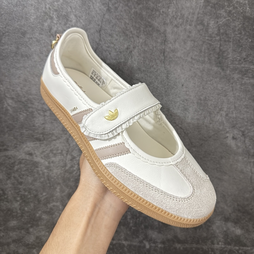 图片[3]-【纯原头层版】Adidas Samba Janes 玛丽珍板鞋懒人一脚蹬 全头层顶级纳帕皮 完美细节做工 Adidas Samba Janes采用皮革材质，Adidas Samba Janes的设计融合了经典与现代元素。它采用了玛丽珍鞋的特色设计，如鞋面上的扣带和环扣装饰，同时保留了Samba鞋的经典三道杠设计和橡胶大底。这款鞋的鞋型修长，中足偏窄，整体贴合感强，适合标准脚型和宽脚型的人群 货号：KH6230 尺码：36-41-选品中心