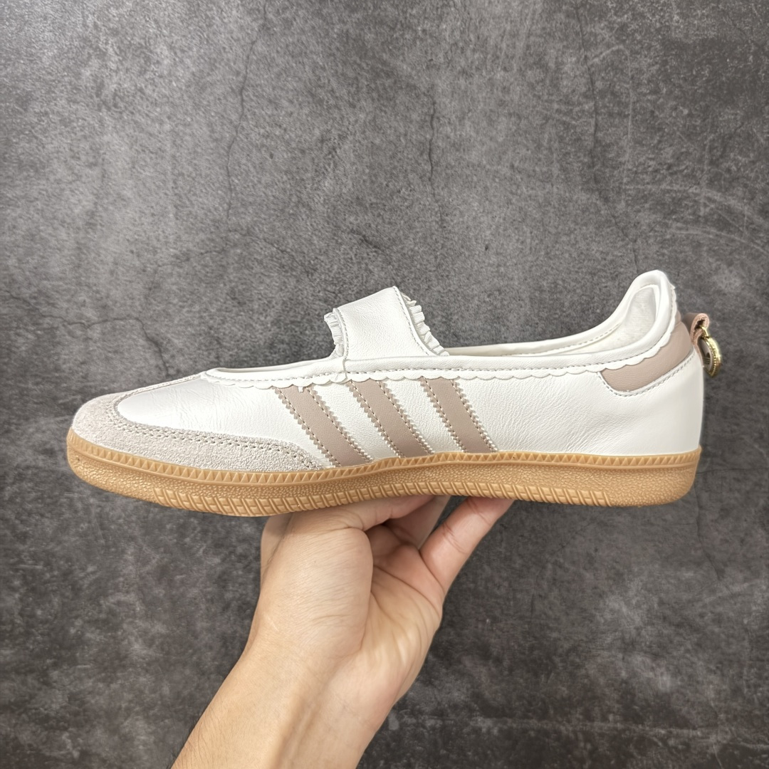 图片[2]-【纯原头层版】Adidas Samba Janes 玛丽珍板鞋懒人一脚蹬 全头层顶级纳帕皮 完美细节做工 Adidas Samba Janes采用皮革材质，Adidas Samba Janes的设计融合了经典与现代元素。它采用了玛丽珍鞋的特色设计，如鞋面上的扣带和环扣装饰，同时保留了Samba鞋的经典三道杠设计和橡胶大底。这款鞋的鞋型修长，中足偏窄，整体贴合感强，适合标准脚型和宽脚型的人群 货号：KH6230 尺码：36-41-选品中心