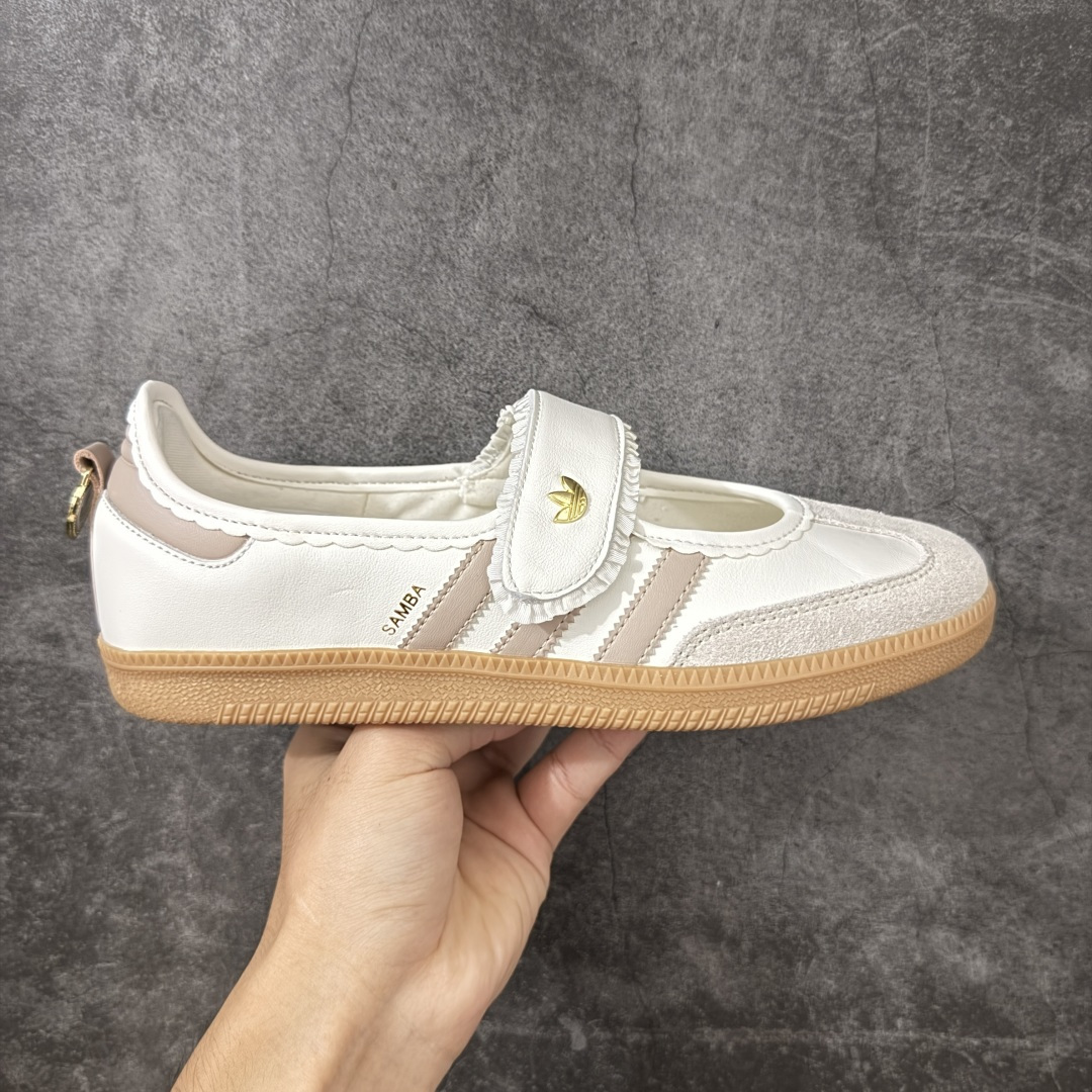 【纯原头层版】Adidas Samba Janes 玛丽珍板鞋懒人一脚蹬 全头层顶级纳帕皮 完美细节做工 Adidas Samba Janes采用皮革材质，Adidas Samba Janes的设计融合了经典与现代元素。它采用了玛丽珍鞋的特色设计，如鞋面上的扣带和环扣装饰，同时保留了Samba鞋的经典三道杠设计和橡胶大底。这款鞋的鞋型修长，中足偏窄，整体贴合感强，适合标准脚型和宽脚型的人群 货号：KH6230 尺码：36-41-选品中心