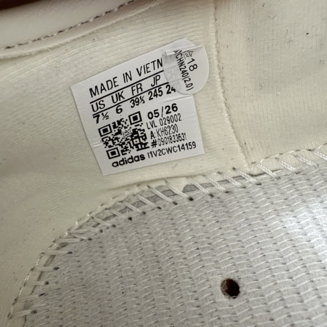 图片[9]-【纯原头层版】Adidas Samba Janes 玛丽珍板鞋懒人一脚蹬 全头层顶级纳帕皮 完美细节做工 Adidas Samba Janes采用皮革材质，Adidas Samba Janes的设计融合了经典与现代元素。它采用了玛丽珍鞋的特色设计，如鞋面上的扣带和环扣装饰，同时保留了Samba鞋的经典三道杠设计和橡胶大底。这款鞋的鞋型修长，中足偏窄，整体贴合感强，适合标准脚型和宽脚型的人群 货号：KH6230 尺码：36-41-选品中心
