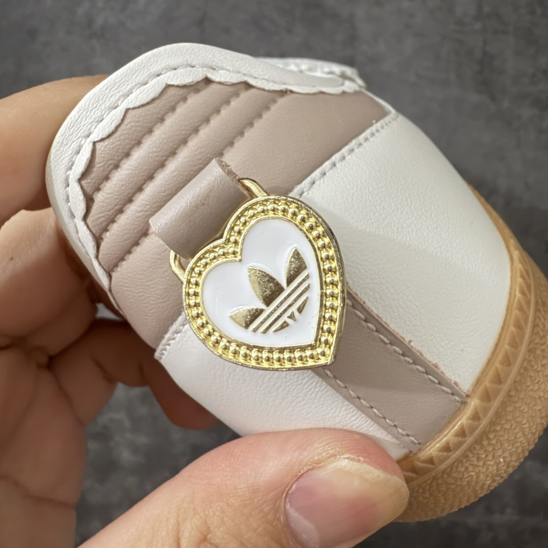 图片[2]-【纯原头层版】Adidas Samba Janes 玛丽珍板鞋懒人一脚蹬 全头层顶级纳帕皮 完美细节做工 Adidas Samba Janes采用皮革材质，Adidas Samba Janes的设计融合了经典与现代元素。它采用了玛丽珍鞋的特色设计，如鞋面上的扣带和环扣装饰，同时保留了Samba鞋的经典三道杠设计和橡胶大底。这款鞋的鞋型修长，中足偏窄，整体贴合感强，适合标准脚型和宽脚型的人群 货号：KH6230 尺码：36-41-选品中心