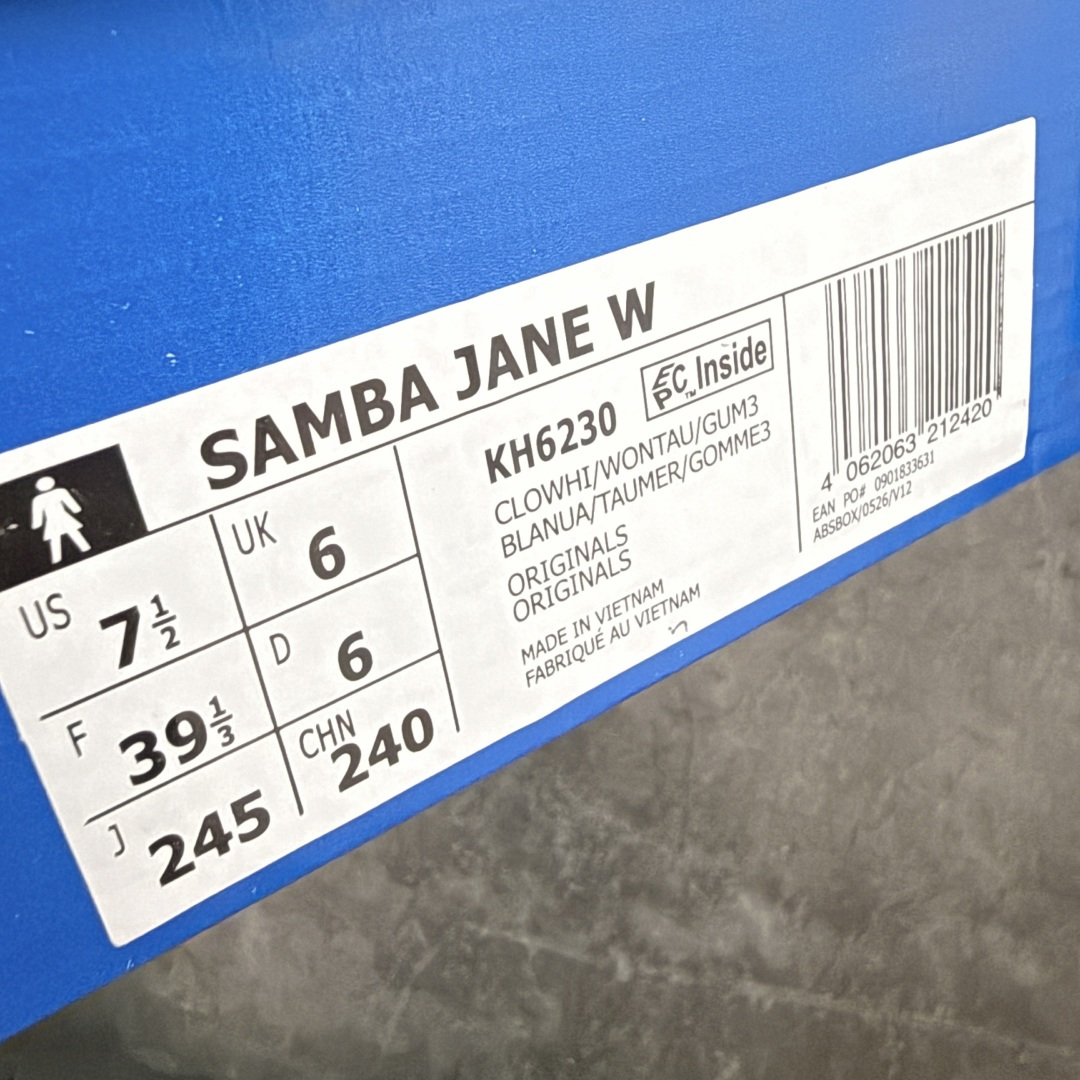 图片[10]-【纯原头层版】Adidas Samba Janes 玛丽珍板鞋懒人一脚蹬 全头层顶级纳帕皮 完美细节做工 Adidas Samba Janes采用皮革材质，Adidas Samba Janes的设计融合了经典与现代元素。它采用了玛丽珍鞋的特色设计，如鞋面上的扣带和环扣装饰，同时保留了Samba鞋的经典三道杠设计和橡胶大底。这款鞋的鞋型修长，中足偏窄，整体贴合感强，适合标准脚型和宽脚型的人群 货号：KH6230 尺码：36-41-选品中心