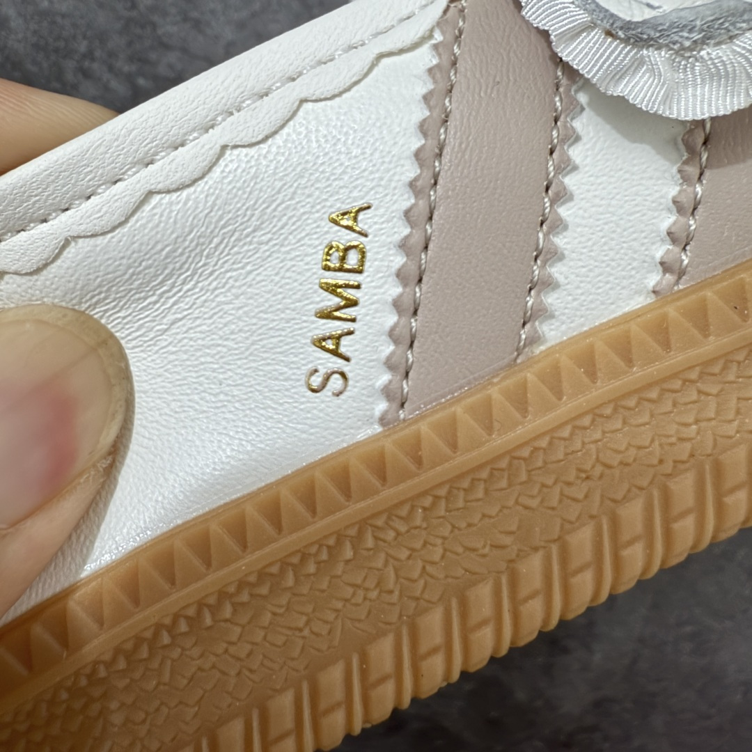 图片[3]-【纯原头层版】Adidas Samba Janes 玛丽珍板鞋懒人一脚蹬 全头层顶级纳帕皮 完美细节做工 Adidas Samba Janes采用皮革材质，Adidas Samba Janes的设计融合了经典与现代元素。它采用了玛丽珍鞋的特色设计，如鞋面上的扣带和环扣装饰，同时保留了Samba鞋的经典三道杠设计和橡胶大底。这款鞋的鞋型修长，中足偏窄，整体贴合感强，适合标准脚型和宽脚型的人群 货号：KH6230 尺码：36-41-选品中心