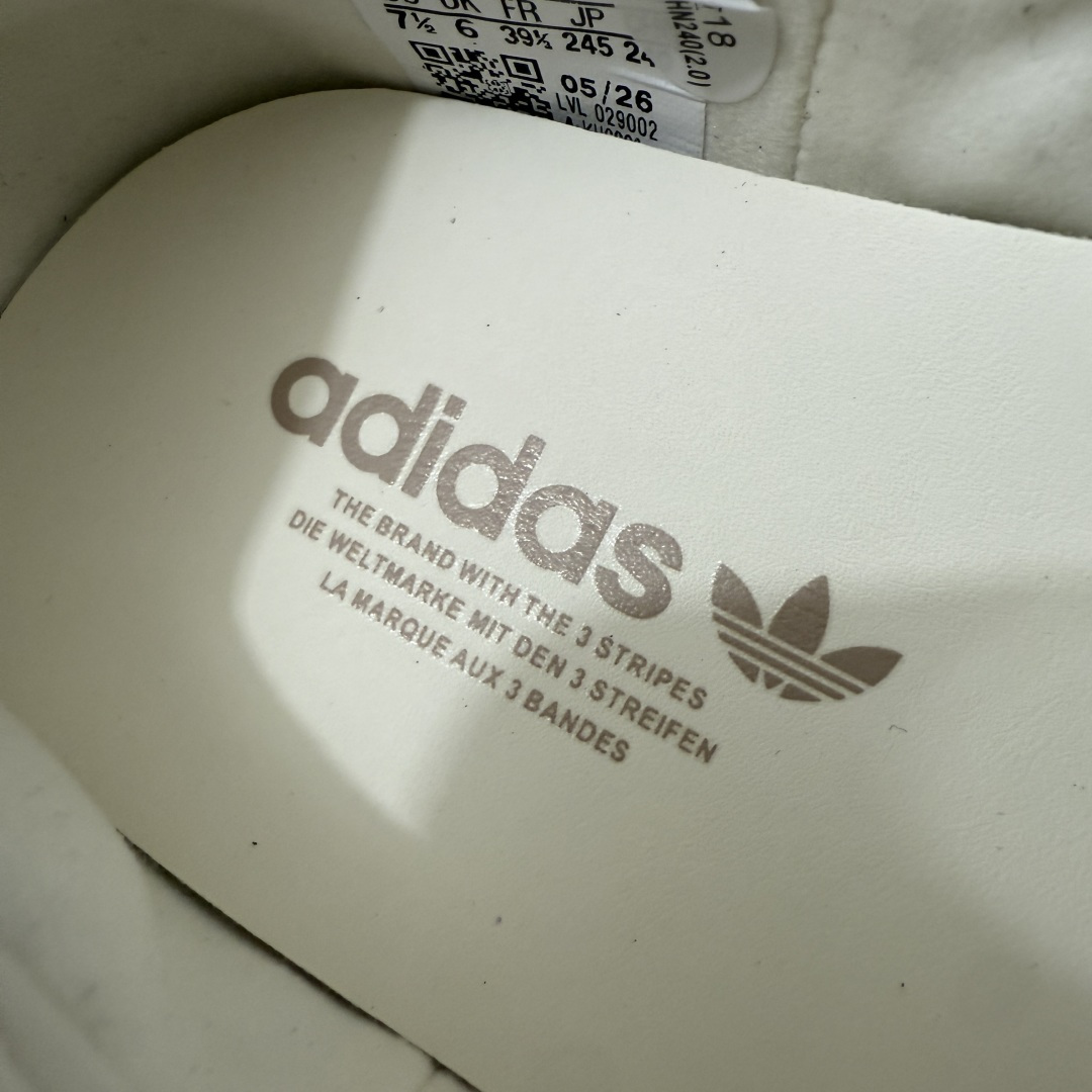 图片[7]-【纯原头层版】Adidas Samba Janes 玛丽珍板鞋懒人一脚蹬 全头层顶级纳帕皮 完美细节做工 Adidas Samba Janes采用皮革材质，Adidas Samba Janes的设计融合了经典与现代元素。它采用了玛丽珍鞋的特色设计，如鞋面上的扣带和环扣装饰，同时保留了Samba鞋的经典三道杠设计和橡胶大底。这款鞋的鞋型修长，中足偏窄，整体贴合感强，适合标准脚型和宽脚型的人群 货号：KH6230 尺码：36-41-选品中心