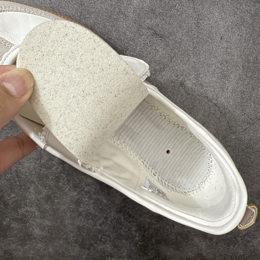 图片[8]-【纯原头层版】Adidas Samba Janes 玛丽珍板鞋懒人一脚蹬 全头层顶级纳帕皮 完美细节做工 Adidas Samba Janes采用皮革材质，Adidas Samba Janes的设计融合了经典与现代元素。它采用了玛丽珍鞋的特色设计，如鞋面上的扣带和环扣装饰，同时保留了Samba鞋的经典三道杠设计和橡胶大底。这款鞋的鞋型修长，中足偏窄，整体贴合感强，适合标准脚型和宽脚型的人群 货号：KH6230 尺码：36-41-选品中心