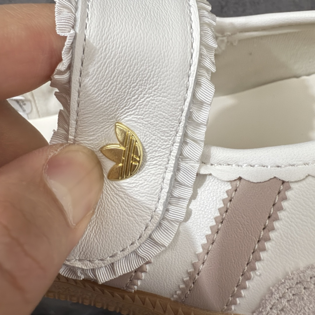图片[4]-【纯原头层版】Adidas Samba Janes 玛丽珍板鞋懒人一脚蹬 全头层顶级纳帕皮 完美细节做工 Adidas Samba Janes采用皮革材质，Adidas Samba Janes的设计融合了经典与现代元素。它采用了玛丽珍鞋的特色设计，如鞋面上的扣带和环扣装饰，同时保留了Samba鞋的经典三道杠设计和橡胶大底。这款鞋的鞋型修长，中足偏窄，整体贴合感强，适合标准脚型和宽脚型的人群 货号：KH6230 尺码：36-41-选品中心