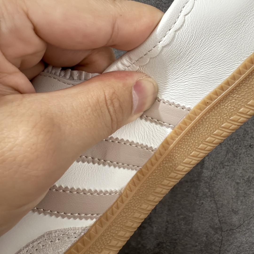 图片[6]-【纯原头层版】Adidas Samba Janes 玛丽珍板鞋懒人一脚蹬 全头层顶级纳帕皮 完美细节做工 Adidas Samba Janes采用皮革材质，Adidas Samba Janes的设计融合了经典与现代元素。它采用了玛丽珍鞋的特色设计，如鞋面上的扣带和环扣装饰，同时保留了Samba鞋的经典三道杠设计和橡胶大底。这款鞋的鞋型修长，中足偏窄，整体贴合感强，适合标准脚型和宽脚型的人群 货号：KH6230 尺码：36-41-选品中心