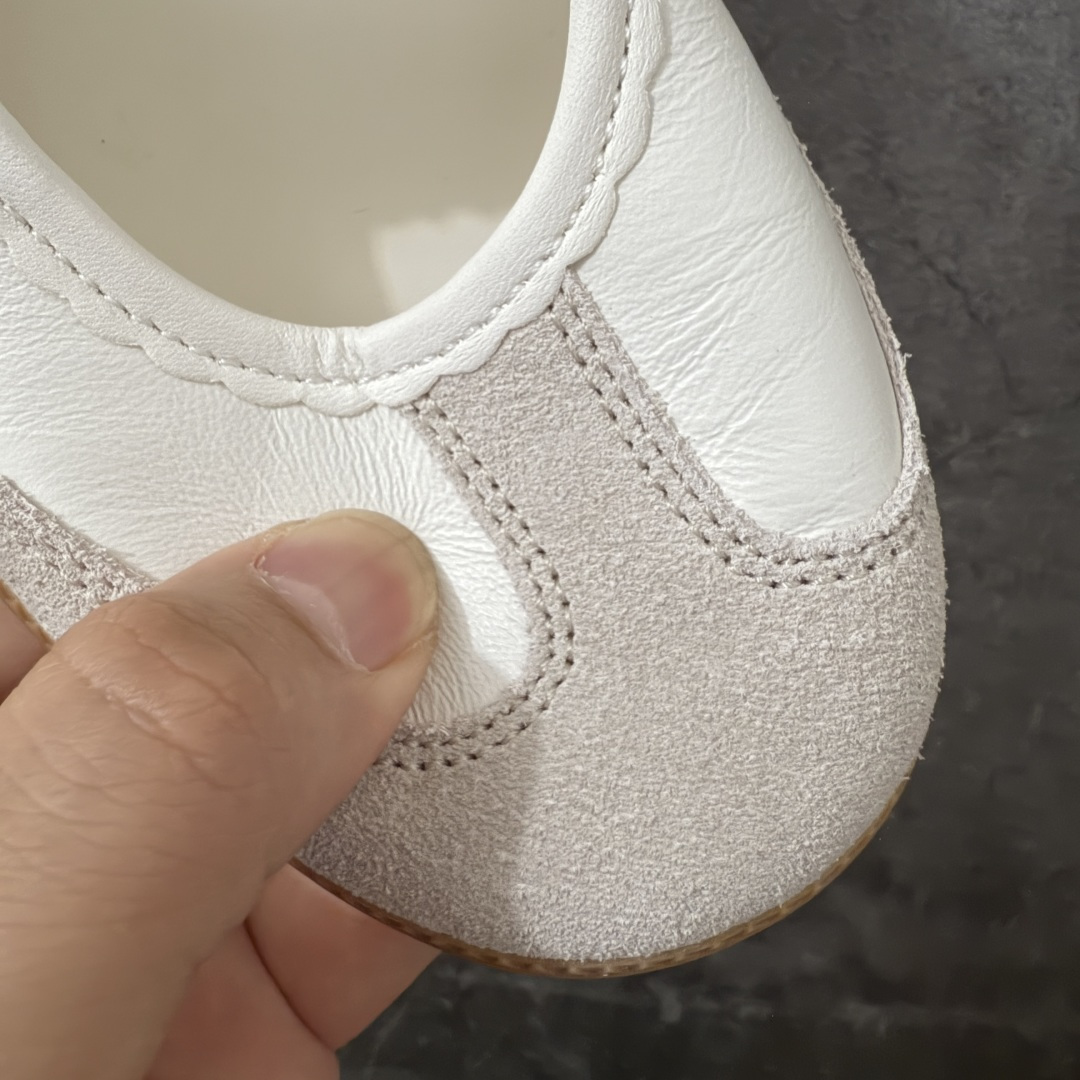 图片[5]-【纯原头层版】Adidas Samba Janes 玛丽珍板鞋懒人一脚蹬 全头层顶级纳帕皮 完美细节做工 Adidas Samba Janes采用皮革材质，Adidas Samba Janes的设计融合了经典与现代元素。它采用了玛丽珍鞋的特色设计，如鞋面上的扣带和环扣装饰，同时保留了Samba鞋的经典三道杠设计和橡胶大底。这款鞋的鞋型修长，中足偏窄，整体贴合感强，适合标准脚型和宽脚型的人群 货号：KH6230 尺码：36-41-选品中心