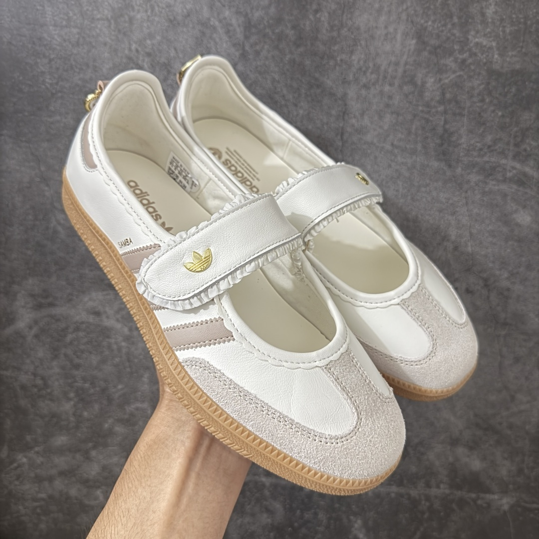 【纯原头层版】Adidas Samba Janes 玛丽珍板鞋懒人一脚蹬 全头层顶级纳帕皮 完美细节做工 Adidas Samba Janes采用皮革材质，Adidas Samba Janes的设计融合了经典与现代元素。它采用了玛丽珍鞋的特色设计，如鞋面上的扣带和环扣装饰，同时保留了Samba鞋的经典三道杠设计和橡胶大底。这款鞋的鞋型修长，中足偏窄，整体贴合感强，适合标准脚型和宽脚型的人群 货号：KH6230 尺码：36-41-选品中心