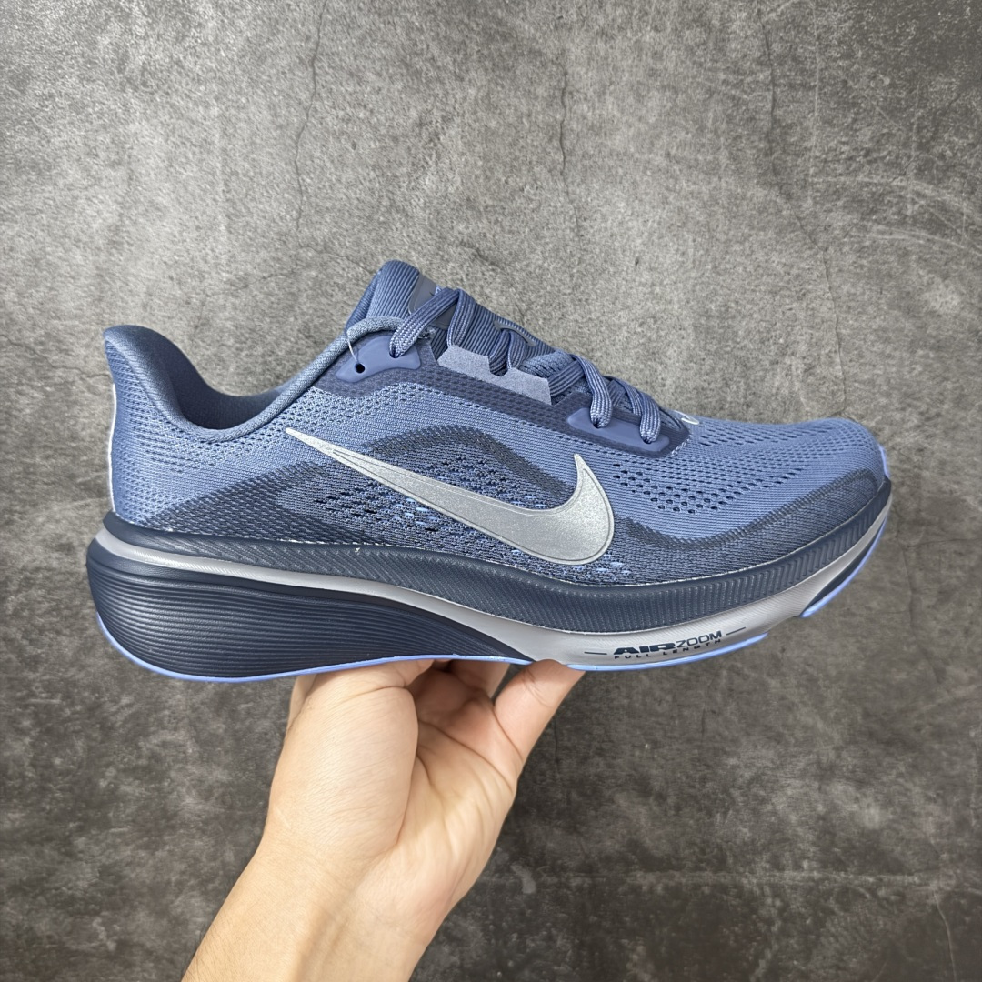 【RS纯原】Nike Air Zoom Pegasus 42 登月42代超级飞马系列马拉松跑步鞋 IB1873-401 平台专供 充正品质 原材料打造 中底搭载前Zoom+全掌React配置 全部原鞋开发打造 所有细节全部同步原版 全新一代拥有 Zoom Air 一如既往的稳定感和流畅感 鞋面采用工程网眼设计 为特定高热区域营造出色透气性 进一步增加鞋面的穿孔数量 让足部能够快速散热 中足搭配 Flywire 飞线 在高速运动时营造舒适稳定的贴合感 内置Zoon气垫加持 动力十足！ 尺码： 39-46-选品中心