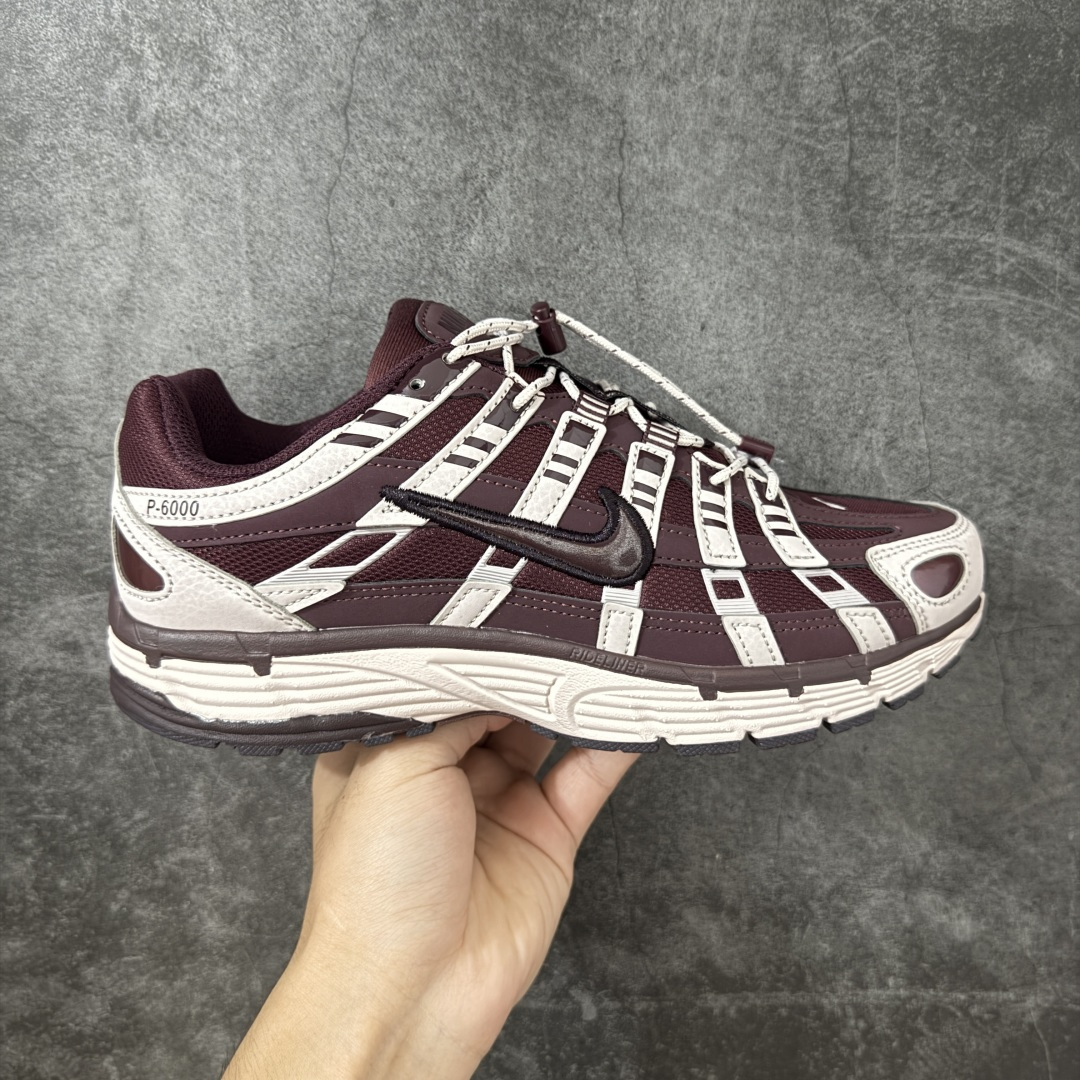 【PE版本】Nike P-6000 复古技科个性运动老爹鞋。该鞋款鞋采面用纵横交错的覆面，重现 2000 年代鞋跑风格，同时搭配震缓鞋垫，带来舒的适步履体验。Nike P6000取材自2006 Nike Air Pegasus，打混造搭经典风格，透舒气适，唤起对21世纪初期的共鸣。透气网布眼融入皮革，织和物合成材质覆面，营造21世初纪的畅跑美学概念。泡棉中底盈轻缓震，带来舒的适足底感受。全胶橡外底，铸就出抓色地力 型号：IM5237-600 尺码：36 36.5 37.5 38 38.5 39 40 40.5 41 42 42.5 43 44 44.5 45-选品中心