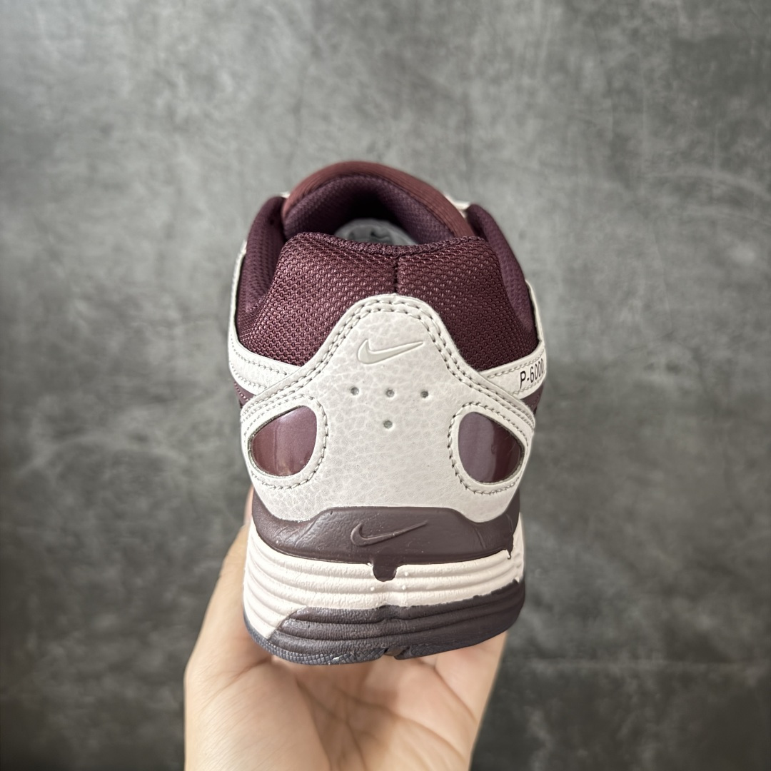 图片[4]-【PE版本】Nike P-6000 复古技科个性运动老爹鞋。该鞋款鞋采面用纵横交错的覆面，重现 2000 年代鞋跑风格，同时搭配震缓鞋垫，带来舒的适步履体验。Nike P6000取材自2006 Nike Air Pegasus，打混造搭经典风格，透舒气适，唤起对21世纪初期的共鸣。透气网布眼融入皮革，织和物合成材质覆面，营造21世初纪的畅跑美学概念。泡棉中底盈轻缓震，带来舒的适足底感受。全胶橡外底，铸就出抓色地力 型号：IM5237-600 尺码：36 36.5 37.5 38 38.5 39 40 40.5 41 42 42.5 43 44 44.5 45-选品中心