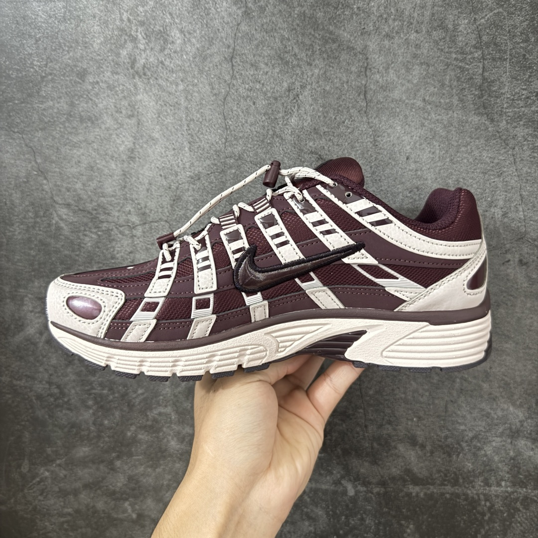 图片[2]-【PE版本】Nike P-6000 复古技科个性运动老爹鞋。该鞋款鞋采面用纵横交错的覆面，重现 2000 年代鞋跑风格，同时搭配震缓鞋垫，带来舒的适步履体验。Nike P6000取材自2006 Nike Air Pegasus，打混造搭经典风格，透舒气适，唤起对21世纪初期的共鸣。透气网布眼融入皮革，织和物合成材质覆面，营造21世初纪的畅跑美学概念。泡棉中底盈轻缓震，带来舒的适足底感受。全胶橡外底，铸就出抓色地力 型号：IM5237-600 尺码：36 36.5 37.5 38 38.5 39 40 40.5 41 42 42.5 43 44 44.5 45-选品中心