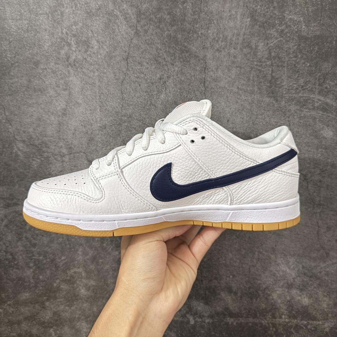 图片[2]-【N版纯原】Dunk SB Low White Gum白色蓝勾生胶底 CZ2249-100 纯原品质 无论清洁度 做工鞋型 用料 都是最高标准打造 原厂原档案开发，原盒原标，原厂头层皮料，官方原版设计，做工细节全方位比对原鞋。 尺码：35.5 36 36.5 37.5 38 38.5 39 40 40.5 41 42 42.5 43 44 44.5 45 46 47.5-选品中心