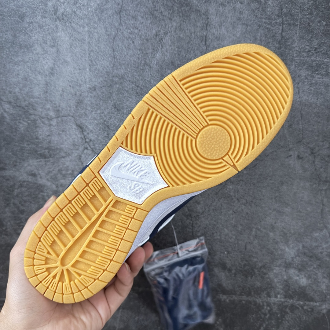 图片[9]-【N版纯原】Dunk SB Low White Gum白色蓝勾生胶底 CZ2249-100 纯原品质 无论清洁度 做工鞋型 用料 都是最高标准打造 原厂原档案开发，原盒原标，原厂头层皮料，官方原版设计，做工细节全方位比对原鞋。 尺码：35.5 36 36.5 37.5 38 38.5 39 40 40.5 41 42 42.5 43 44 44.5 45 46 47.5-选品中心