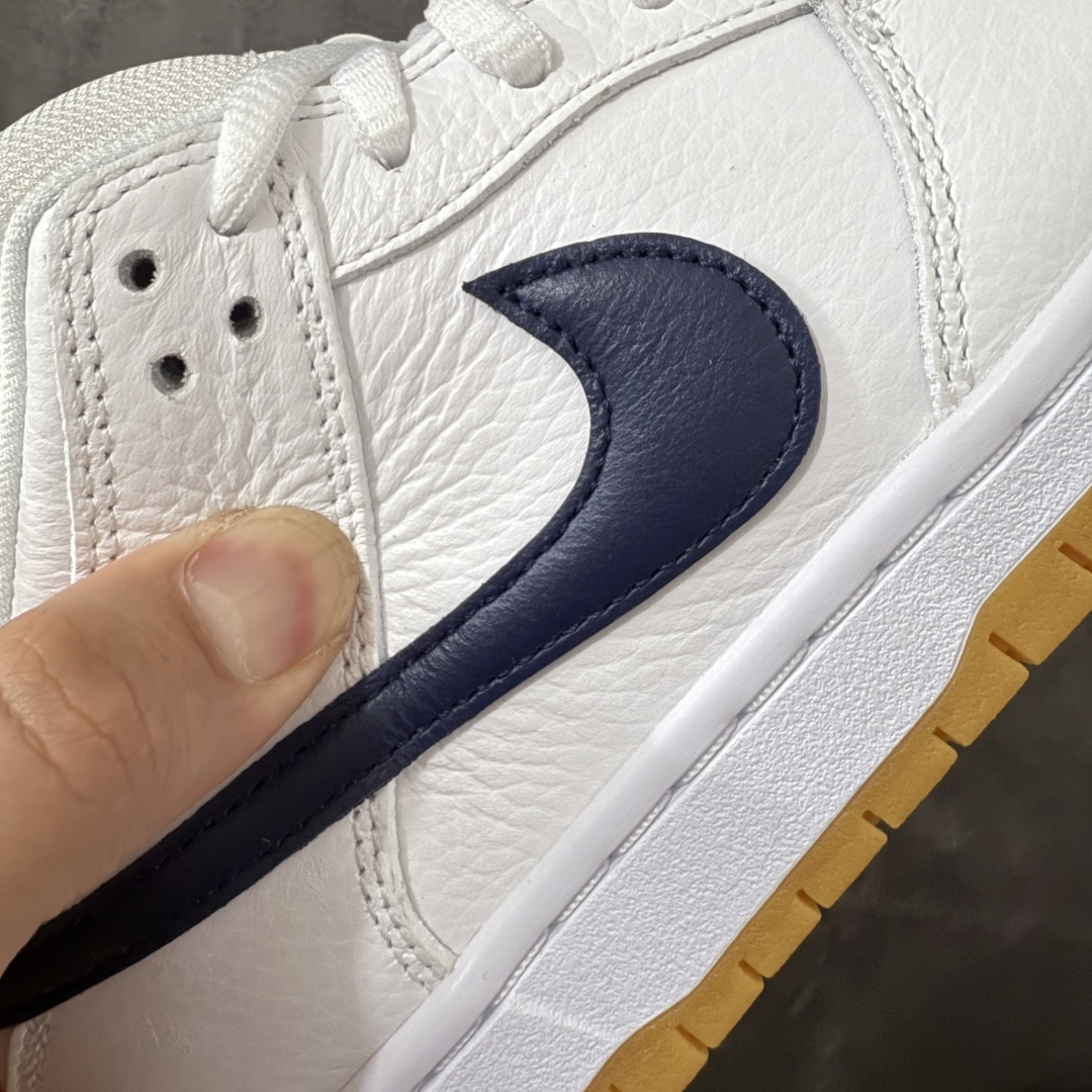 图片[3]-【N版纯原】Dunk SB Low White Gum白色蓝勾生胶底 CZ2249-100 纯原品质 无论清洁度 做工鞋型 用料 都是最高标准打造 原厂原档案开发，原盒原标，原厂头层皮料，官方原版设计，做工细节全方位比对原鞋。 尺码：35.5 36 36.5 37.5 38 38.5 39 40 40.5 41 42 42.5 43 44 44.5 45 46 47.5-选品中心