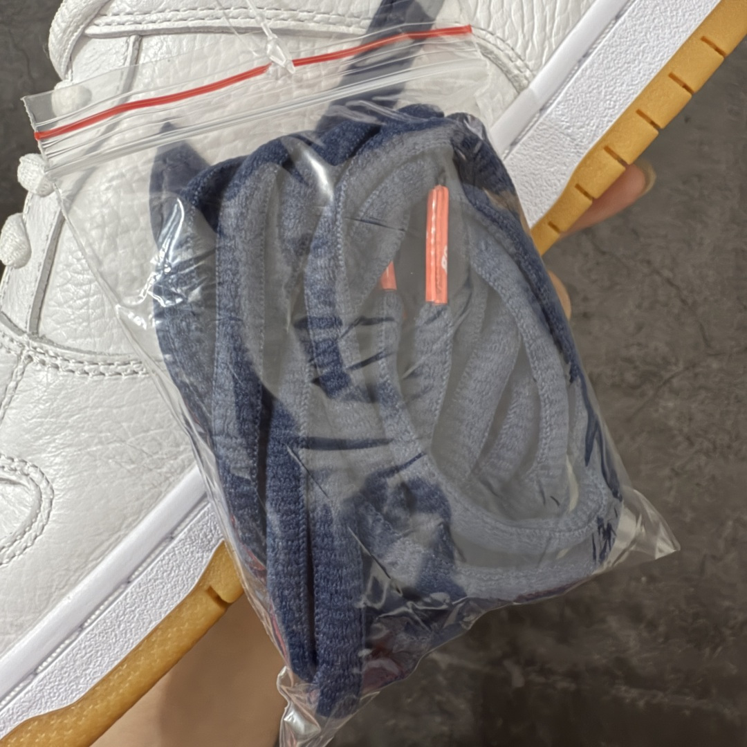 图片[9]-【N版纯原】Dunk SB Low White Gum白色蓝勾生胶底 CZ2249-100 纯原品质 无论清洁度 做工鞋型 用料 都是最高标准打造 原厂原档案开发，原盒原标，原厂头层皮料，官方原版设计，做工细节全方位比对原鞋。 尺码：35.5 36 36.5 37.5 38 38.5 39 40 40.5 41 42 42.5 43 44 44.5 45 46 47.5-选品中心