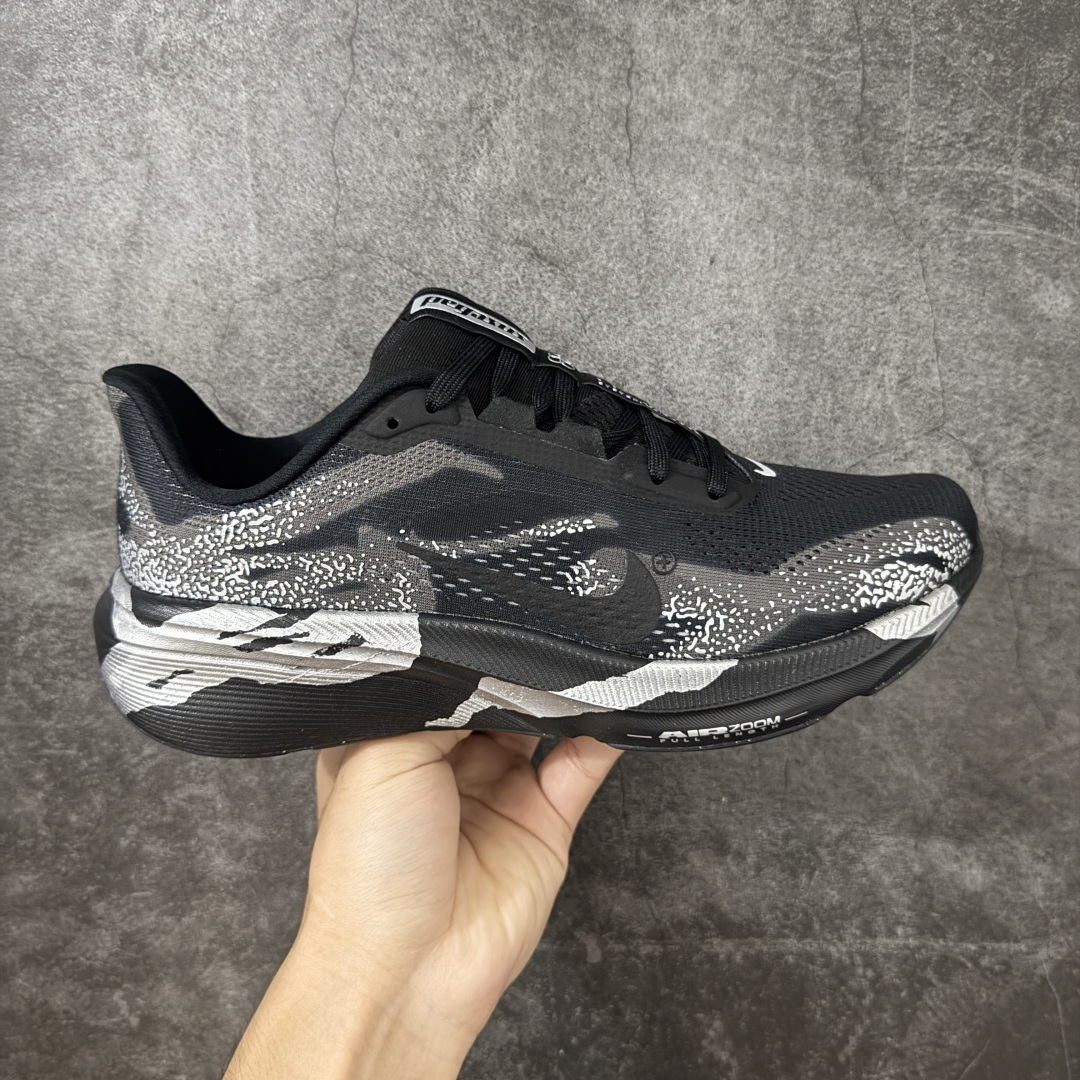 【RS纯原】Nike Air Zoom Pegasus 42 登月42代超级飞马系列马拉松跑步鞋 IQ3928-001 平台专供 充正品质 原材料打造 中底搭载前Zoom+全掌React配置 全部原鞋开发打造 所有细节全部同步原版 全新一代拥有 Zoom Air 一如既往的稳定感和流畅感 鞋面采用工程网眼设计 为特定高热区域营造出色透气性 进一步增加鞋面的穿孔数量 让足部能够快速散热 中足搭配 Flywire 飞线 在高速运动时营造舒适稳定的贴合感 内置Zoon气垫加持 动力十足！ 尺码： 36-46-选品中心
