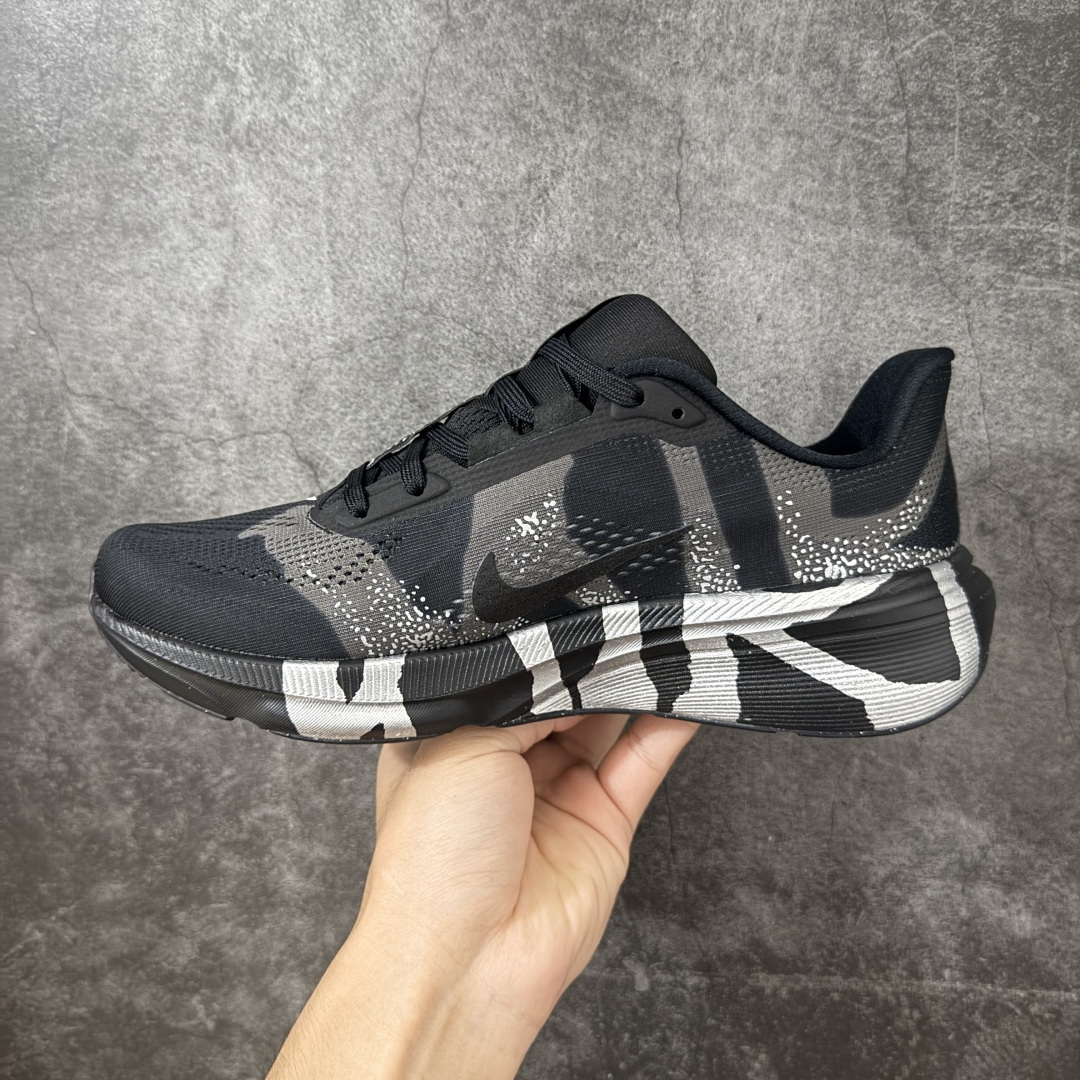 图片[2]-【RS纯原】Nike Air Zoom Pegasus 42 登月42代超级飞马系列马拉松跑步鞋 IQ3928-001 平台专供 充正品质 原材料打造 中底搭载前Zoom+全掌React配置 全部原鞋开发打造 所有细节全部同步原版 全新一代拥有 Zoom Air 一如既往的稳定感和流畅感 鞋面采用工程网眼设计 为特定高热区域营造出色透气性 进一步增加鞋面的穿孔数量 让足部能够快速散热 中足搭配 Flywire 飞线 在高速运动时营造舒适稳定的贴合感 内置Zoon气垫加持 动力十足！ 尺码： 36-46-选品中心