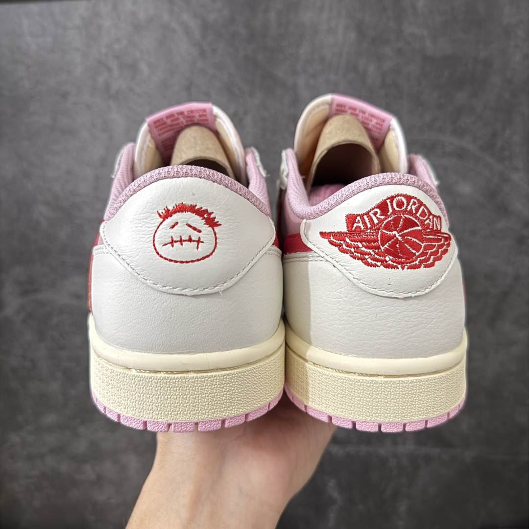 图片[4]-【原厂版】Air Jordan 1 x Travis Scott AJ1 x TS联名白粉红倒钩低帮 IQ7604-101 超级强悍品质 可对比市场各大纯原版本 专业aj大厂出品 对细节的把控毋庸置疑 材料也是用最接近原鞋的头层皮料 所有地方都没有做到减配 原厂鞋楦打造完美鞋型 整体鞋型以及后跟做的弧度做的非常好 鞋带为原厂打蜡鞋带 粗细程度同步原鞋 裁片清洁度到位 无明显瑕疵毛边 免修产品 正确针车 该重针 该有尖角的地方都有做到 鞋价格非常香 转手可闭眼卖高价 到手各位就知道货有多好 绝对秒杀一切同价格货品 尺码：36-47.5-选品中心
