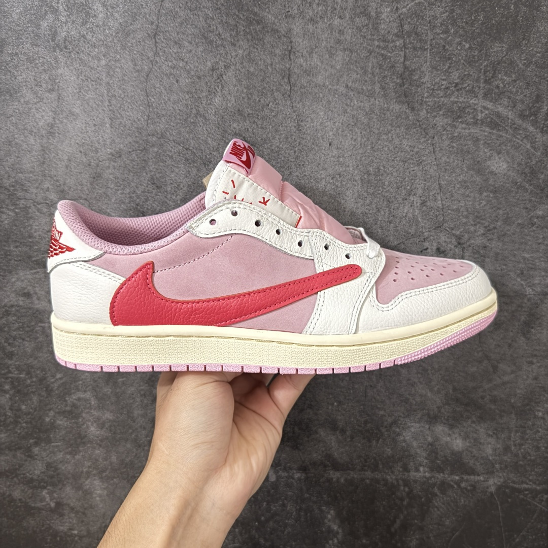 【原厂版】Air Jordan 1 x Travis Scott AJ1 x TS联名白粉红倒钩低帮 IQ7604-101 超级强悍品质 可对比市场各大纯原版本 专业aj大厂出品 对细节的把控毋庸置疑 材料也是用最接近原鞋的头层皮料 所有地方都没有做到减配 原厂鞋楦打造完美鞋型 整体鞋型以及后跟做的弧度做的非常好 鞋带为原厂打蜡鞋带 粗细程度同步原鞋 裁片清洁度到位 无明显瑕疵毛边 免修产品 正确针车 该重针 该有尖角的地方都有做到 鞋价格非常香 转手可闭眼卖高价 到手各位就知道货有多好 绝对秒杀一切同价格货品 尺码：36-47.5-选品中心