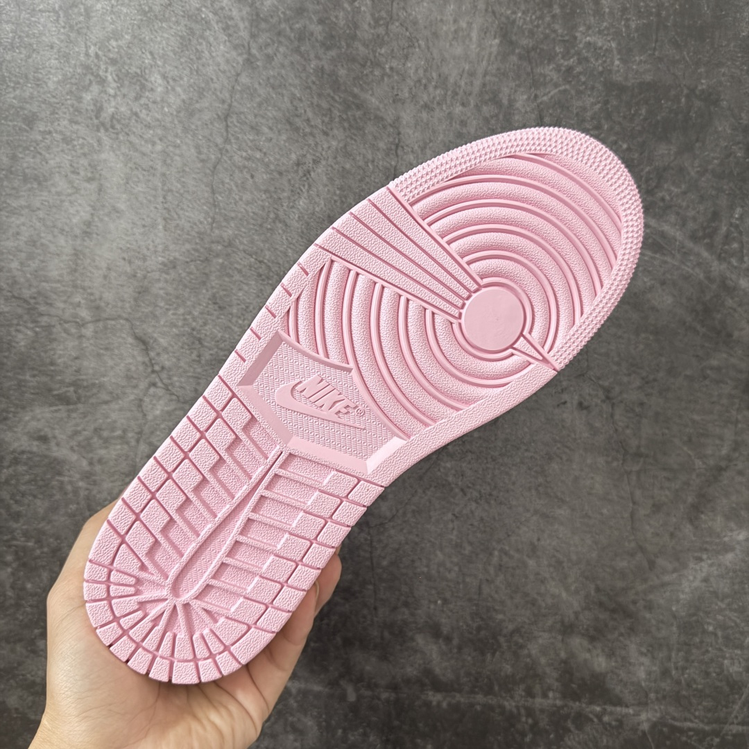 图片[9]-【原厂版】Air Jordan 1 x Travis Scott AJ1 x TS联名白粉红倒钩低帮 IQ7604-101 超级强悍品质 可对比市场各大纯原版本 专业aj大厂出品 对细节的把控毋庸置疑 材料也是用最接近原鞋的头层皮料 所有地方都没有做到减配 原厂鞋楦打造完美鞋型 整体鞋型以及后跟做的弧度做的非常好 鞋带为原厂打蜡鞋带 粗细程度同步原鞋 裁片清洁度到位 无明显瑕疵毛边 免修产品 正确针车 该重针 该有尖角的地方都有做到 鞋价格非常香 转手可闭眼卖高价 到手各位就知道货有多好 绝对秒杀一切同价格货品 尺码：36-47.5-选品中心
