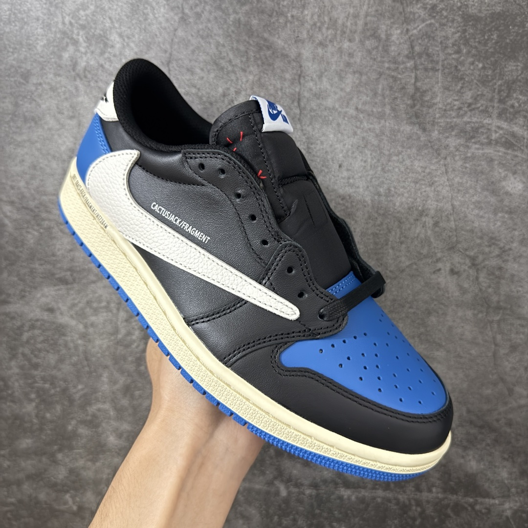 图片[3]-【纯原KZ版】Travis Scott x Air Jordan AJ1 Low OG SP TS联名倒钩低帮 黑蓝白倒钩定制款 DM7866-014 知名大厂出品 纯原高版本 产品品控稳定性领先行业 各方面均可对飙市面通货版 SZ原厂全套原楦原纸板冲刀磨具开发 原厂皮料加持 原厂港宝加持定型后跟R度完美 同源原厂电绣 鬼脸飞翼针数密度立体效果一致 百分百一致原鞋 原厂拉帮工艺 针距密度一致 后跟弧度收口自然不对折 极致一眼正品既视感 进口玻璃冲刀皮料裁剪零毛边 全鞋电脑针车工艺 品控清洁度最高QC检验标准 免检产品 原厂订购鞋盒、鞋标、防尘纸、鞋撑、鞋带 追求极致的原厂味道！ 尺码：36-47.5-选品中心