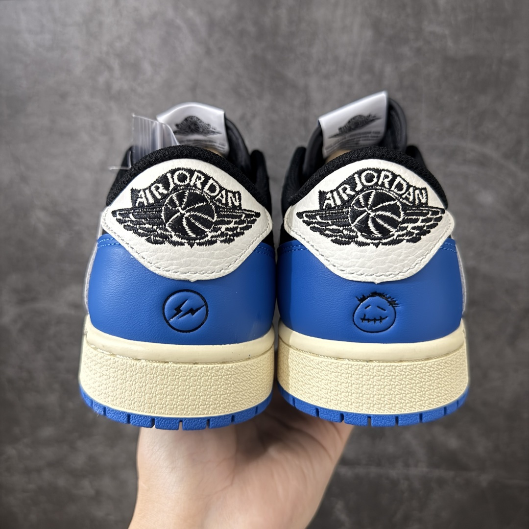 图片[4]-【纯原KZ版】Travis Scott x Air Jordan AJ1 Low OG SP TS联名倒钩低帮 黑蓝白倒钩定制款 DM7866-014 知名大厂出品 纯原高版本 产品品控稳定性领先行业 各方面均可对飙市面通货版 SZ原厂全套原楦原纸板冲刀磨具开发 原厂皮料加持 原厂港宝加持定型后跟R度完美 同源原厂电绣 鬼脸飞翼针数密度立体效果一致 百分百一致原鞋 原厂拉帮工艺 针距密度一致 后跟弧度收口自然不对折 极致一眼正品既视感 进口玻璃冲刀皮料裁剪零毛边 全鞋电脑针车工艺 品控清洁度最高QC检验标准 免检产品 原厂订购鞋盒、鞋标、防尘纸、鞋撑、鞋带 追求极致的原厂味道！ 尺码：36-47.5-选品中心