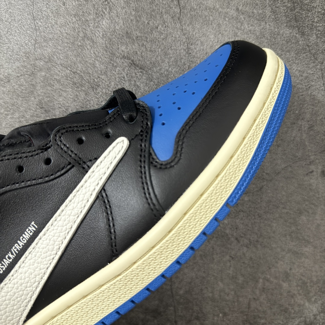 图片[6]-【纯原KZ版】Travis Scott x Air Jordan AJ1 Low OG SP TS联名倒钩低帮 黑蓝白倒钩定制款 DM7866-014 知名大厂出品 纯原高版本 产品品控稳定性领先行业 各方面均可对飙市面通货版 SZ原厂全套原楦原纸板冲刀磨具开发 原厂皮料加持 原厂港宝加持定型后跟R度完美 同源原厂电绣 鬼脸飞翼针数密度立体效果一致 百分百一致原鞋 原厂拉帮工艺 针距密度一致 后跟弧度收口自然不对折 极致一眼正品既视感 进口玻璃冲刀皮料裁剪零毛边 全鞋电脑针车工艺 品控清洁度最高QC检验标准 免检产品 原厂订购鞋盒、鞋标、防尘纸、鞋撑、鞋带 追求极致的原厂味道！ 尺码：36-47.5-选品中心