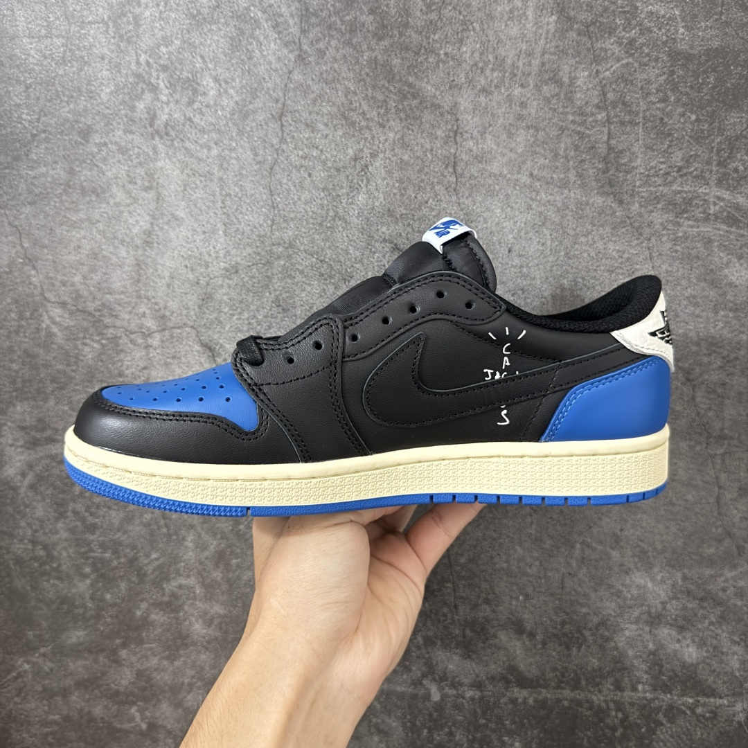 图片[2]-【纯原KZ版】Travis Scott x Air Jordan AJ1 Low OG SP TS联名倒钩低帮 黑蓝白倒钩定制款 DM7866-014 知名大厂出品 纯原高版本 产品品控稳定性领先行业 各方面均可对飙市面通货版 SZ原厂全套原楦原纸板冲刀磨具开发 原厂皮料加持 原厂港宝加持定型后跟R度完美 同源原厂电绣 鬼脸飞翼针数密度立体效果一致 百分百一致原鞋 原厂拉帮工艺 针距密度一致 后跟弧度收口自然不对折 极致一眼正品既视感 进口玻璃冲刀皮料裁剪零毛边 全鞋电脑针车工艺 品控清洁度最高QC检验标准 免检产品 原厂订购鞋盒、鞋标、防尘纸、鞋撑、鞋带 追求极致的原厂味道！ 尺码：36-47.5-选品中心