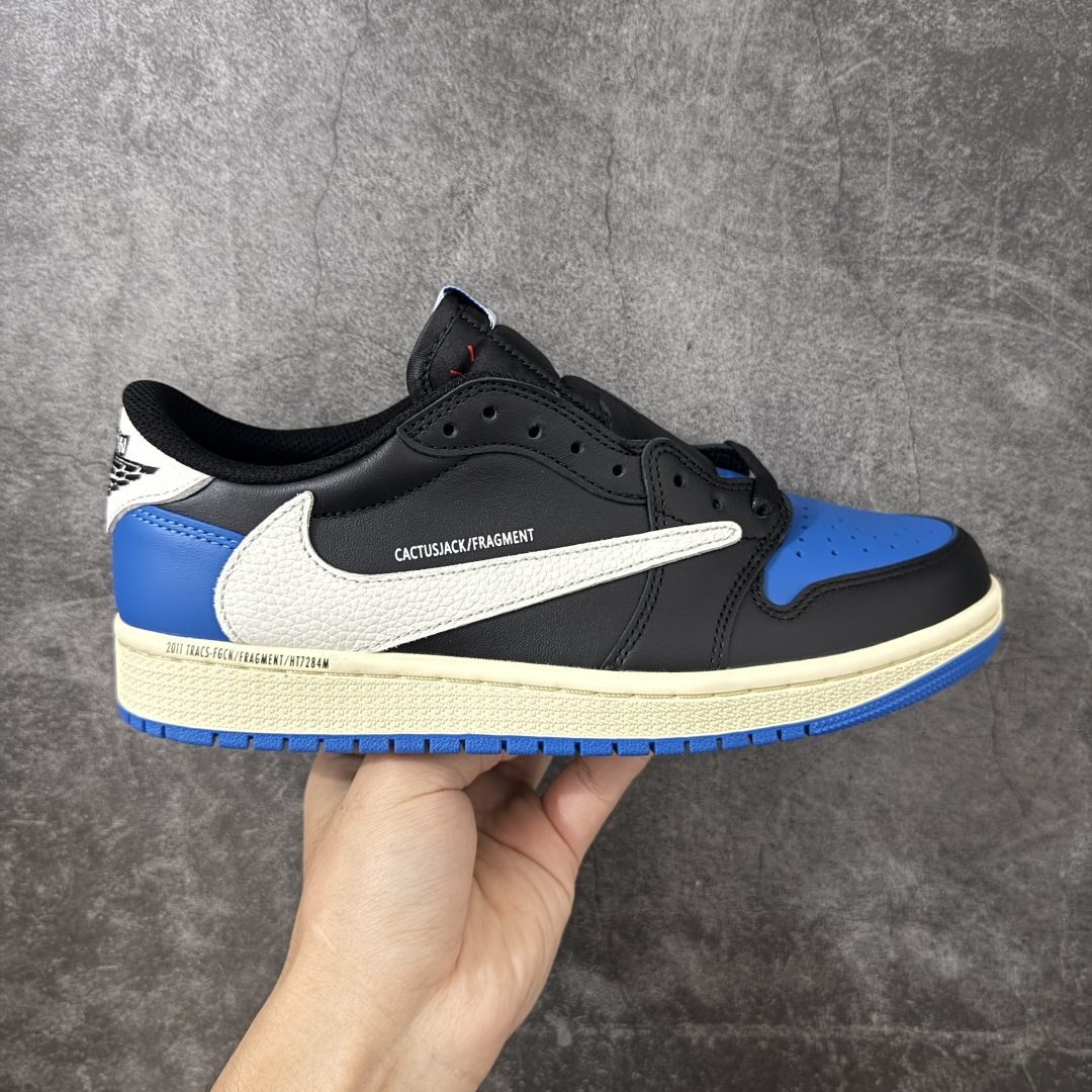 【纯原KZ版】Travis Scott x Air Jordan AJ1 Low OG SP TS联名倒钩低帮 黑蓝白倒钩定制款 DM7866-014 知名大厂出品 纯原高版本 产品品控稳定性领先行业 各方面均可对飙市面通货版 SZ原厂全套原楦原纸板冲刀磨具开发 原厂皮料加持 原厂港宝加持定型后跟R度完美 同源原厂电绣 鬼脸飞翼针数密度立体效果一致 百分百一致原鞋 原厂拉帮工艺 针距密度一致 后跟弧度收口自然不对折 极致一眼正品既视感 进口玻璃冲刀皮料裁剪零毛边 全鞋电脑针车工艺 品控清洁度最高QC检验标准 免检产品 原厂订购鞋盒、鞋标、防尘纸、鞋撑、鞋带 追求极致的原厂味道！ 尺码：36-47.5-选品中心