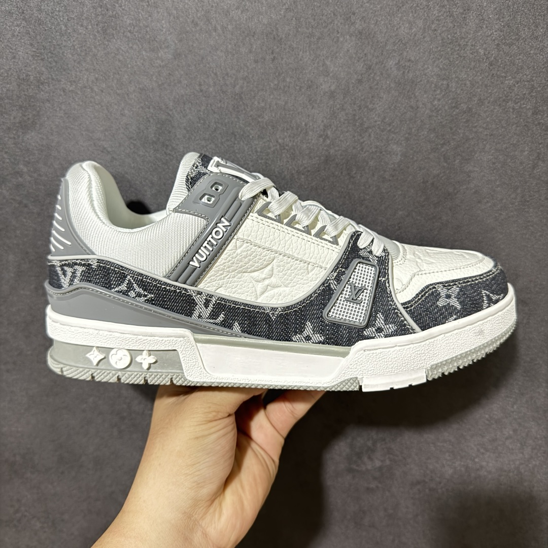 【OK版本】LV Trainer 白灰牛仔 双层飞机礼盒 中端品质 价格超值不杀猪 产 工厂长期补货 原版购入开发打造 超高还原度 空胶工艺 各细节到位 正确牛仔布料无色差 图案对版对位 细节 版型全都没毛病 正确鞋垫 中端零售 品质见实拍 无需过多文案赘述！ 尺码：35 36 37 38 39 40 41 42 43 44 45 46-选品中心