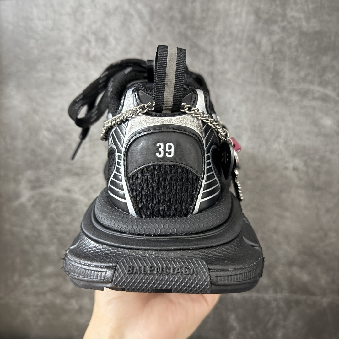图片[4]-【XA版本】BALENCIAGA 3XL Sneakers 链扣配饰 巴黎世家十代网布系带低帮走秀复古老爹鞋 全套原纸板楦头开发 最原汁原味的灵魂版型 全鞋荧光划线卡点 胶水把控整洁度追求极致完美 每一双都是工艺品 多重QC质检 超越公司货的品控标准 实实在在的免检产品 原盒原配 正确字体电绣 粗细、位置、大小正确 侧边TPU 透气孔匹配意产原版 正确分离大底 TPU软底 原版一致大底LOGO 立体感十足 原厂皮料水洗做旧 采购原厂网纱 不含皮革 网布材料和聚氨酯 磨损效果 鞋头边缘和后帮 Balenciaga 徽标 鞋面和后跟凸印尺码 鞋舌 3XL 橡胶品牌标识和反光细节 鞋帮拉袢和鞋舌拉祥 配反光细节 备用鞋带在鞋履前侧 可在穿着前取下 便于不同造型搭配 偏大一码 尺码：35-46-选品中心