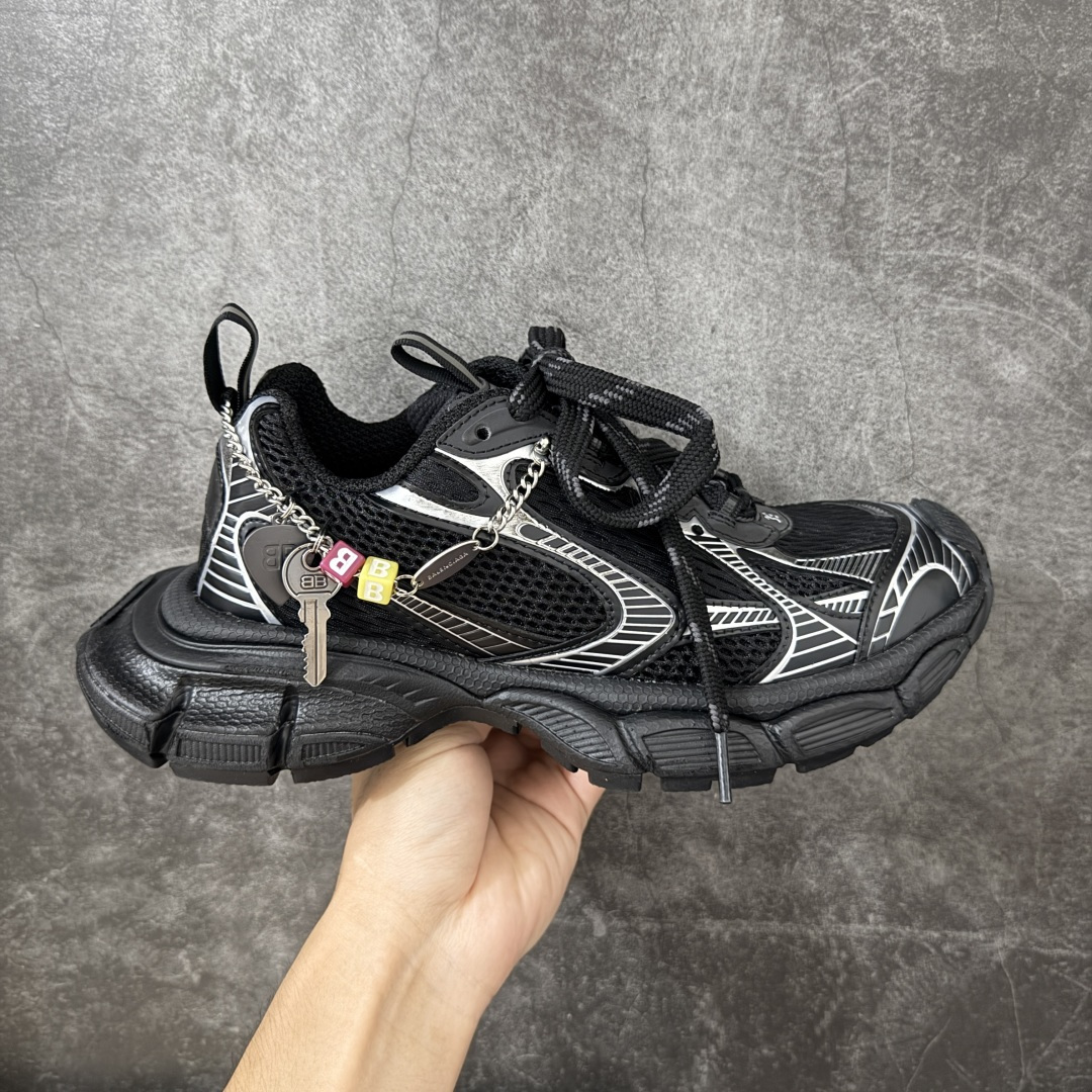 【XA版本】BALENCIAGA 3XL Sneakers 链扣配饰 巴黎世家十代网布系带低帮走秀复古老爹鞋 全套原纸板楦头开发 最原汁原味的灵魂版型 全鞋荧光划线卡点 胶水把控整洁度追求极致完美 每一双都是工艺品 多重QC质检 超越公司货的品控标准 实实在在的免检产品 原盒原配 正确字体电绣 粗细、位置、大小正确 侧边TPU 透气孔匹配意产原版 正确分离大底 TPU软底 原版一致大底LOGO 立体感十足 原厂皮料水洗做旧 采购原厂网纱 不含皮革 网布材料和聚氨酯 磨损效果 鞋头边缘和后帮 Balenciaga 徽标 鞋面和后跟凸印尺码 鞋舌 3XL 橡胶品牌标识和反光细节 鞋帮拉袢和鞋舌拉祥 配反光细节 备用鞋带在鞋履前侧 可在穿着前取下 便于不同造型搭配 偏大一码 尺码：35-46-选品中心
