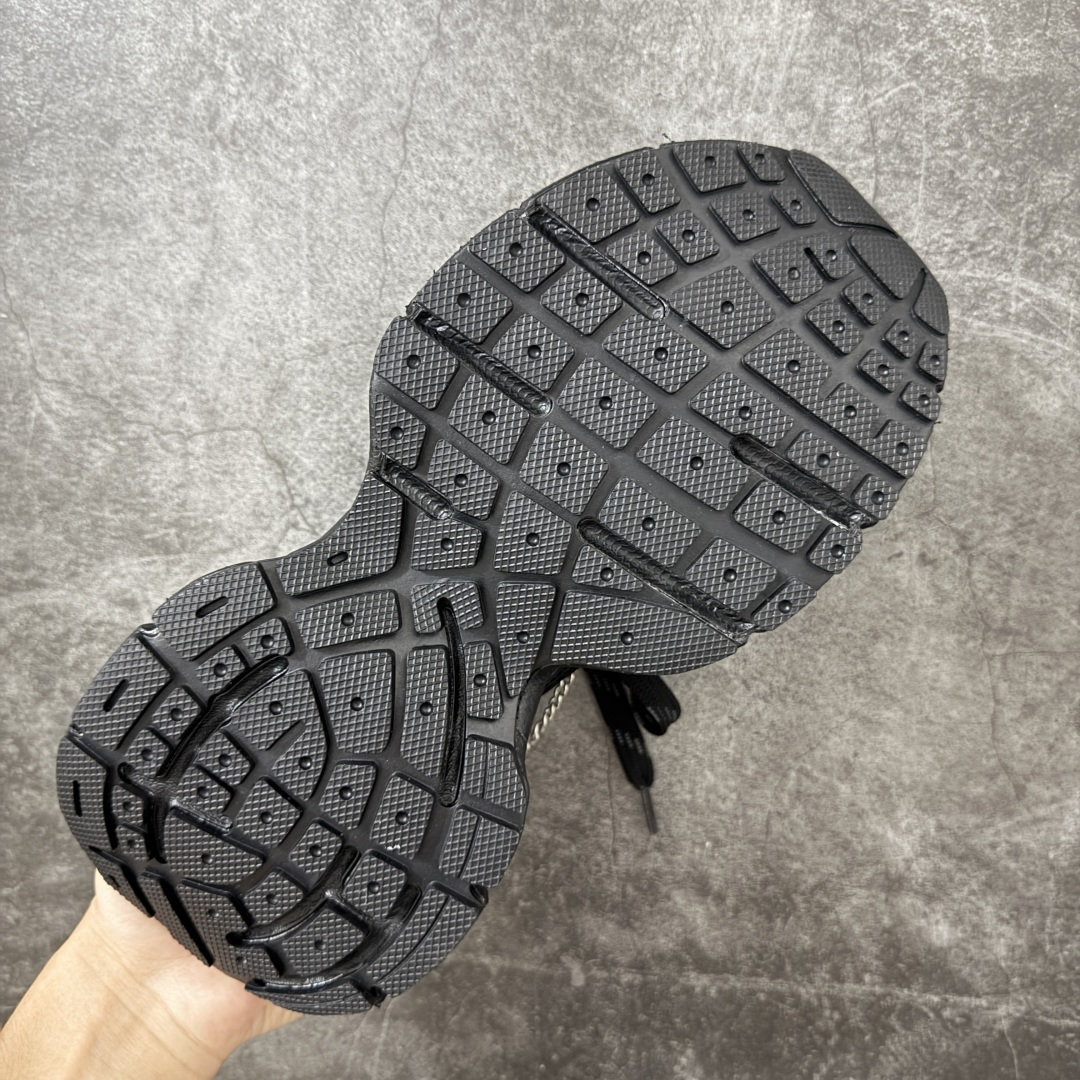 图片[9]-【XA版本】BALENCIAGA 3XL Sneakers 链扣配饰 巴黎世家十代网布系带低帮走秀复古老爹鞋 全套原纸板楦头开发 最原汁原味的灵魂版型 全鞋荧光划线卡点 胶水把控整洁度追求极致完美 每一双都是工艺品 多重QC质检 超越公司货的品控标准 实实在在的免检产品 原盒原配 正确字体电绣 粗细、位置、大小正确 侧边TPU 透气孔匹配意产原版 正确分离大底 TPU软底 原版一致大底LOGO 立体感十足 原厂皮料水洗做旧 采购原厂网纱 不含皮革 网布材料和聚氨酯 磨损效果 鞋头边缘和后帮 Balenciaga 徽标 鞋面和后跟凸印尺码 鞋舌 3XL 橡胶品牌标识和反光细节 鞋帮拉袢和鞋舌拉祥 配反光细节 备用鞋带在鞋履前侧 可在穿着前取下 便于不同造型搭配 偏大一码 尺码：35-46-选品中心