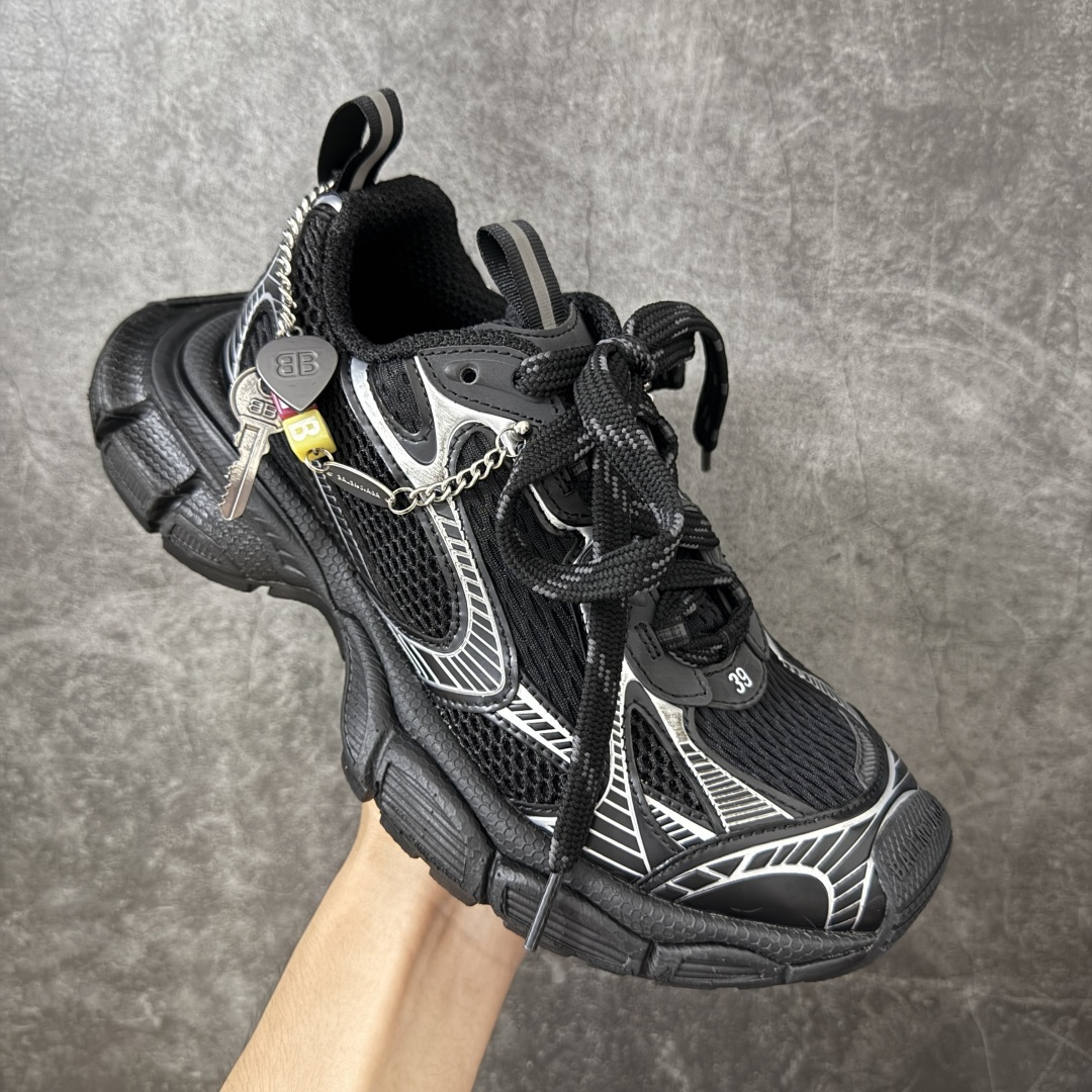 图片[3]-【XA版本】BALENCIAGA 3XL Sneakers 链扣配饰 巴黎世家十代网布系带低帮走秀复古老爹鞋 全套原纸板楦头开发 最原汁原味的灵魂版型 全鞋荧光划线卡点 胶水把控整洁度追求极致完美 每一双都是工艺品 多重QC质检 超越公司货的品控标准 实实在在的免检产品 原盒原配 正确字体电绣 粗细、位置、大小正确 侧边TPU 透气孔匹配意产原版 正确分离大底 TPU软底 原版一致大底LOGO 立体感十足 原厂皮料水洗做旧 采购原厂网纱 不含皮革 网布材料和聚氨酯 磨损效果 鞋头边缘和后帮 Balenciaga 徽标 鞋面和后跟凸印尺码 鞋舌 3XL 橡胶品牌标识和反光细节 鞋帮拉袢和鞋舌拉祥 配反光细节 备用鞋带在鞋履前侧 可在穿着前取下 便于不同造型搭配 偏大一码 尺码：35-46-选品中心