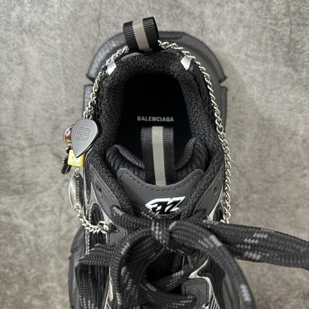 图片[8]-【XA版本】BALENCIAGA 3XL Sneakers 链扣配饰 巴黎世家十代网布系带低帮走秀复古老爹鞋 全套原纸板楦头开发 最原汁原味的灵魂版型 全鞋荧光划线卡点 胶水把控整洁度追求极致完美 每一双都是工艺品 多重QC质检 超越公司货的品控标准 实实在在的免检产品 原盒原配 正确字体电绣 粗细、位置、大小正确 侧边TPU 透气孔匹配意产原版 正确分离大底 TPU软底 原版一致大底LOGO 立体感十足 原厂皮料水洗做旧 采购原厂网纱 不含皮革 网布材料和聚氨酯 磨损效果 鞋头边缘和后帮 Balenciaga 徽标 鞋面和后跟凸印尺码 鞋舌 3XL 橡胶品牌标识和反光细节 鞋帮拉袢和鞋舌拉祥 配反光细节 备用鞋带在鞋履前侧 可在穿着前取下 便于不同造型搭配 偏大一码 尺码：35-46-选品中心