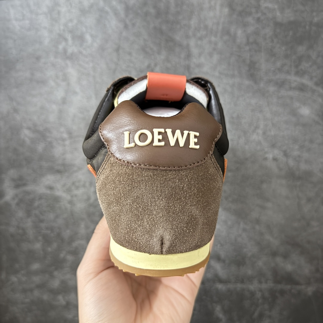 图片[4]-【纯原M版】罗意威LOEWE 2025 | Ballet Runner2.0 新色芭蕾舞鞋 目前市场最优品质 细节完美 裁边清洁度超高 无毛边 代购专供品质 原版私模大底 版型和材质均1比1完美复刻 内里全包头层小羊皮 作为LOEWE的标志性设计 超柔软，轻便且灵活的鞋底，新的波浪纹理橡胶外底，延伸至鞋头，升级的柔软皮革内衬和鞋床，提供最大舒适感，后跟有3D注塑橡胶徽标，真皮和皮料混搭彰显复古风格 内增高拼色德训鞋 阿甘鞋 小白鞋 拼色拼接鞋面 非常高级隐藏式小内增高 脚后跟设计新颖 柔软舒适 会被评为年度最舒适的暴走鞋 如履平地 原版细节 鞋面由进口麂皮 牛皮 原版布拼接 牛皮垫脚 原版定制磨具组合大底 原盒包装 ms内娱明星杨幂等众多同款上脚 小红书 一系列素材图 极具爆款。 尺码 35-45-选品中心