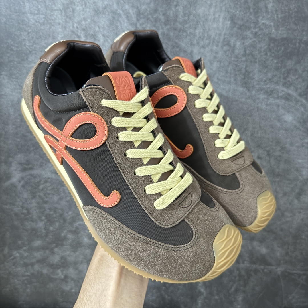 【纯原M版】罗意威LOEWE 2025 | Ballet Runner2.0 新色芭蕾舞鞋 目前市场最优品质 细节完美 裁边清洁度超高 无毛边 代购专供品质 原版私模大底 版型和材质均1比1完美复刻 内里全包头层小羊皮 作为LOEWE的标志性设计 超柔软,轻便且灵活的鞋底,新的波浪纹理橡胶外底,延伸至鞋头,升级的柔软皮革内衬和鞋床,提供最大舒适感,后跟有3D注塑橡胶徽标,真皮和皮料混搭彰显复古风格 内增高拼色德训鞋 阿甘鞋 小白鞋 拼色拼接鞋面 非常高级隐藏式小内增高 脚后跟设计新颖 柔软舒适 会被评为年度最舒适的暴走鞋 如履平地 原版细节 鞋面由进口麂皮 牛皮 原版布拼接 牛皮垫脚 原版定制磨具组合大底 原盒包装 ms内娱明星杨幂等众多同款上脚 小红书 一系列素材图 极具爆款。 尺码 35-45-选品中心