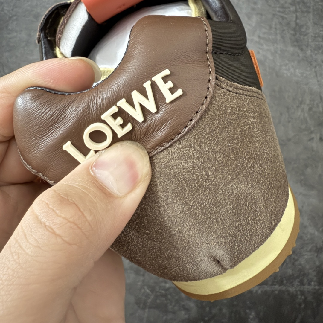 图片[2]-【纯原M版】罗意威LOEWE 2025 | Ballet Runner2.0 新色芭蕾舞鞋 目前市场最优品质 细节完美 裁边清洁度超高 无毛边 代购专供品质 原版私模大底 版型和材质均1比1完美复刻 内里全包头层小羊皮 作为LOEWE的标志性设计 超柔软，轻便且灵活的鞋底，新的波浪纹理橡胶外底，延伸至鞋头，升级的柔软皮革内衬和鞋床，提供最大舒适感，后跟有3D注塑橡胶徽标，真皮和皮料混搭彰显复古风格 内增高拼色德训鞋 阿甘鞋 小白鞋 拼色拼接鞋面 非常高级隐藏式小内增高 脚后跟设计新颖 柔软舒适 会被评为年度最舒适的暴走鞋 如履平地 原版细节 鞋面由进口麂皮 牛皮 原版布拼接 牛皮垫脚 原版定制磨具组合大底 原盒包装 ms内娱明星杨幂等众多同款上脚 小红书 一系列素材图 极具爆款。 尺码 35-45-选品中心