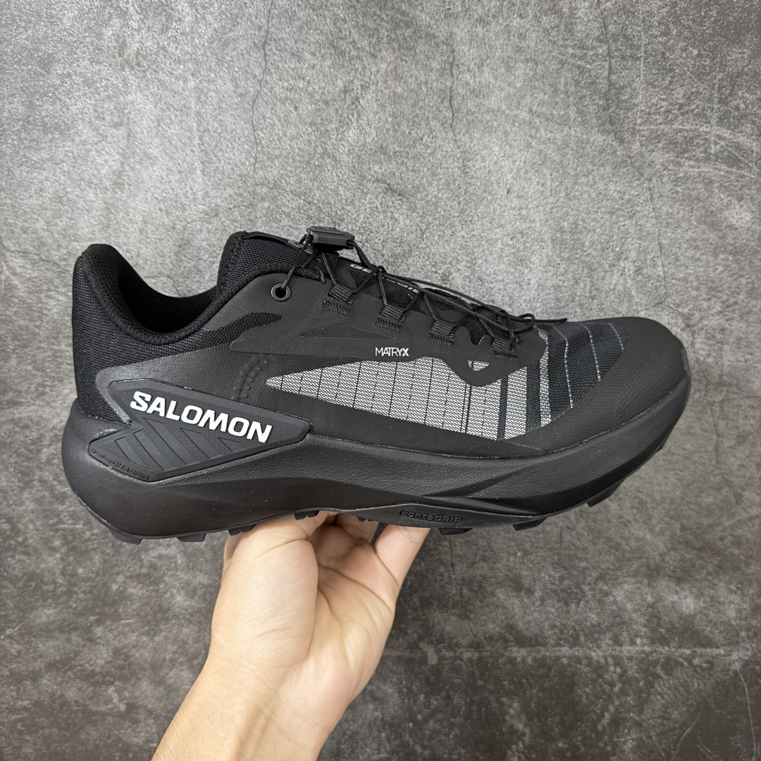 【纯原版】SALOMON萨洛蒙 GENESIS 舒适减震透气 低帮越野跑鞋 491377 中短距离越野速度利器 流线型设计出街或跑山都自带高级感 实战表现硬核：极致包裹与防滑 Matryx鞋面强韧抗撕裂，搭配Quicklace快速系带，一拉即紧。下坡时包裹感极佳，完全不担心黑脚趾; Contagrip大底抓地力在线，碎石路面也能稳稳把控。 -路感清晰，推进力强：EnergyFOAM中底不算夸张厚，但回弹干脆。配合后跟TPU稳定片，侧向支撑极高，提速和变向非常灵敏。鞋楦偏窄且前掌不宽，高脚背或宽脚星人强烈建议买大半码到一码，预留防顶脚空间。 适用场景：专为50km以内的中短距离设计。前掌偏薄，超长距离后半程可能会觉得缓震不足;大体重跑者建议仅用于短距离训练。 这是一双轻巧、灵活、适合进阶跑者冲成绩的短距离利器，路感和下坡能力越强的人越会爱它! 尺码：36-45 含半码-选品中心