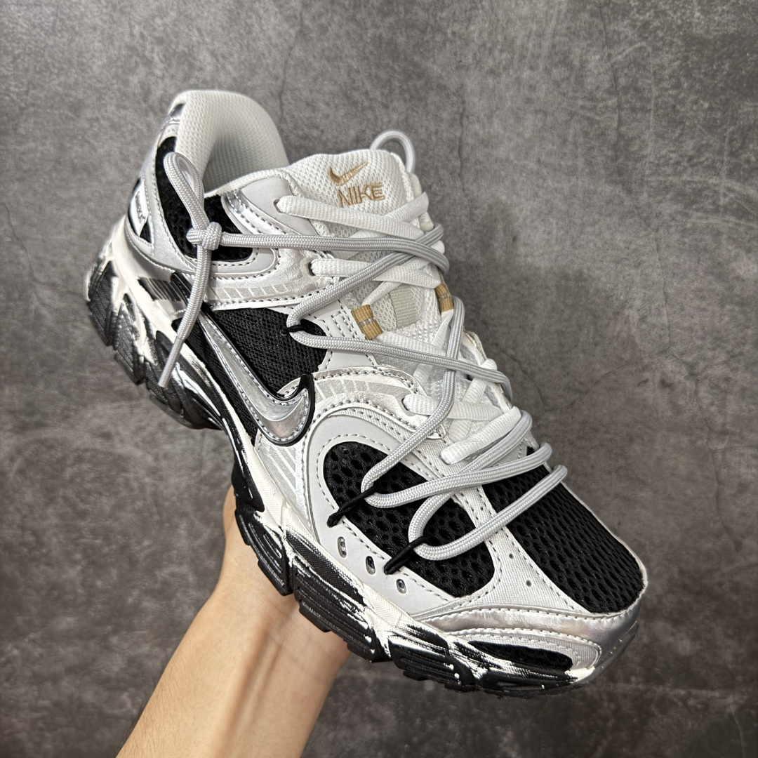 图片[3]-【手绘定制版】Nike V5 RNR 手工绘制恶作剧涂鸦 复古做旧 解构绑带 舒适百搭防滑耐磨 低帮跑步鞋 此款为人工手绘定制图案 原版基于Nike RNR 修改款 加以创意定制 完美品质做工 个性十足 原厂原档案数据开发 原盒包装 舒适有型适合日常穿着 该鞋款延续千禧年经典设计搭载泡绵中底厚实而轻盈 匠心细节巧搭立体耐克勾标志焕新演绎复古跑鞋 货号：HJ5228-102 尺码：36-45带半码-选品中心