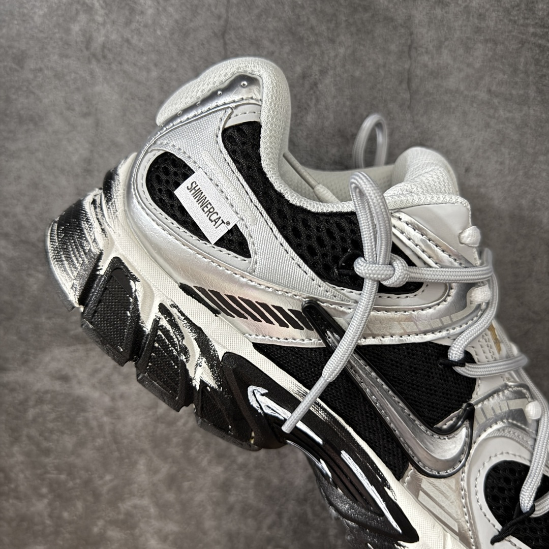 图片[7]-【手绘定制版】Nike V5 RNR 手工绘制恶作剧涂鸦 复古做旧 解构绑带 舒适百搭防滑耐磨 低帮跑步鞋 此款为人工手绘定制图案 原版基于Nike RNR 修改款 加以创意定制 完美品质做工 个性十足 原厂原档案数据开发 原盒包装 舒适有型适合日常穿着 该鞋款延续千禧年经典设计搭载泡绵中底厚实而轻盈 匠心细节巧搭立体耐克勾标志焕新演绎复古跑鞋 货号：HJ5228-102 尺码：36-45带半码-选品中心
