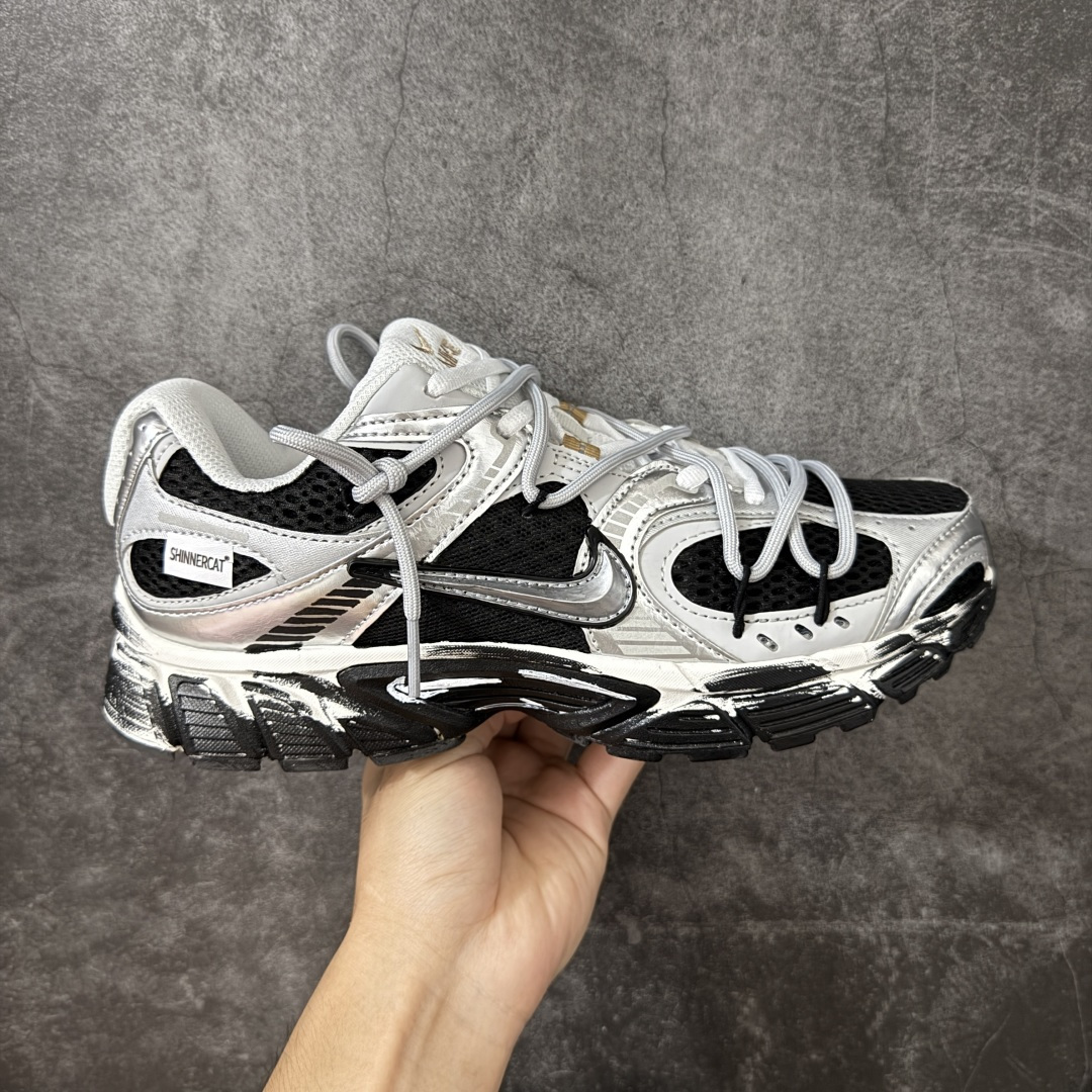 【手绘定制版】Nike V5 RNR 手工绘制恶作剧涂鸦 复古做旧 解构绑带 舒适百搭防滑耐磨 低帮跑步鞋 此款为人工手绘定制图案 原版基于Nike RNR 修改款 加以创意定制 完美品质做工 个性十足 原厂原档案数据开发 原盒包装 舒适有型适合日常穿着 该鞋款延续千禧年经典设计搭载泡绵中底厚实而轻盈 匠心细节巧搭立体耐克勾标志焕新演绎复古跑鞋 货号:HJ5228-102 尺码:36-45带半码-选品中心