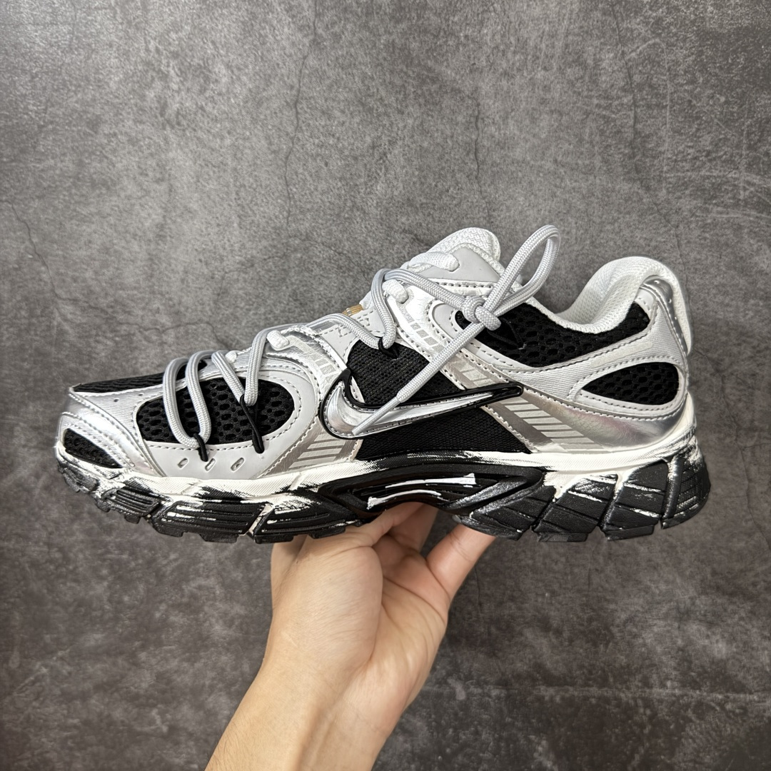图片[2]-【手绘定制版】Nike V5 RNR 手工绘制恶作剧涂鸦 复古做旧 解构绑带 舒适百搭防滑耐磨 低帮跑步鞋 此款为人工手绘定制图案 原版基于Nike RNR 修改款 加以创意定制 完美品质做工 个性十足 原厂原档案数据开发 原盒包装 舒适有型适合日常穿着 该鞋款延续千禧年经典设计搭载泡绵中底厚实而轻盈 匠心细节巧搭立体耐克勾标志焕新演绎复古跑鞋 货号：HJ5228-102 尺码：36-45带半码-选品中心
