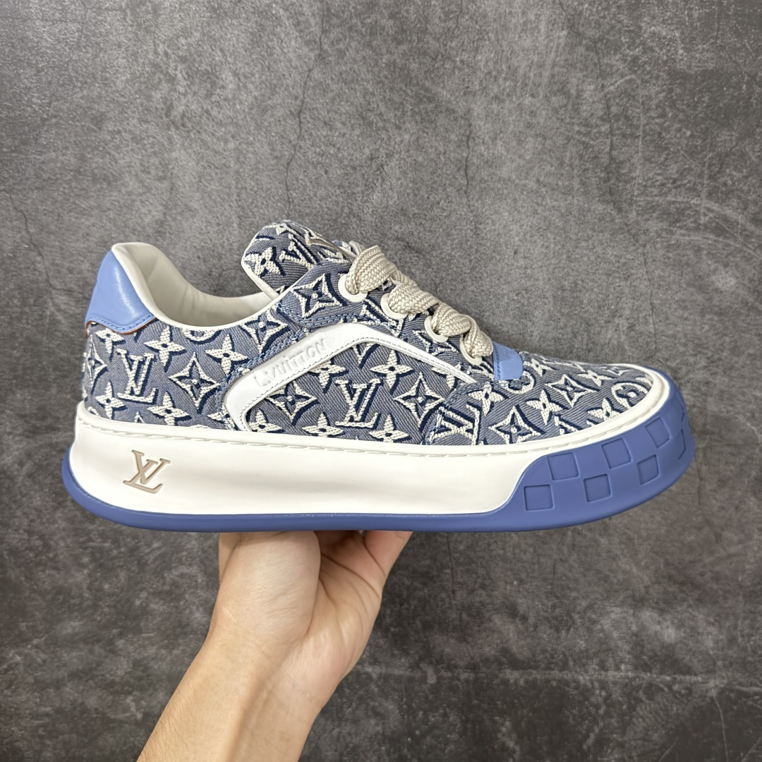 【HS顶级礼盒版】LV 路易威登LOUIS VUITTON Tilted Low Sneakers 倾斜系列低帮复古休闲运动文化百搭板鞋 2026早春款板鞋 饼干鞋 礼盒包装 私模开发大底 正确细节 原鞋原材料1：1打造 完美版型做工 欢迎对比市场任何品质的货品 广东原产 专业LV大厂出品 正确底 大底开发近半年 原楦型开发纸版 全鞋原材料打造 细节 针车 烫金 中底无可挑剔 包装说明书防尘布袋物件(附送官方快递加固牛皮纸外盒!!)# 尺码：39 40 41 42 43 44 45 46-选品中心