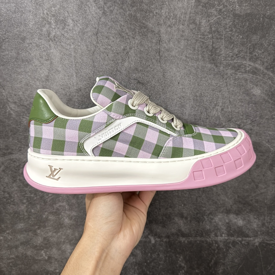 【HS顶级礼盒版】LV 路易威登LOUIS VUITTON Tilted Low Sneakers 倾斜系列低帮复古休闲运动文化百搭板鞋 2026早春款板鞋 饼干鞋 礼盒包装 私模开发大底 正确细节 原鞋原材料1：1打造 完美版型做工 欢迎对比市场任何品质的货品 广东原产 专业LV大厂出品 正确底 大底开发近半年 原楦型开发纸版 全鞋原材料打造 细节 针车 烫金 中底无可挑剔 包装说明书防尘布袋物件(附送官方快递加固牛皮纸外盒!!)# 尺码：39 40 41 42 43 44 45 46-选品中心